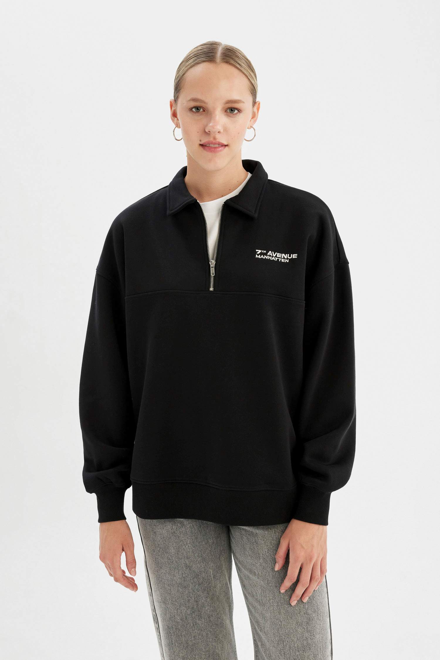 Свитшот стандартного кроя с воротником поло