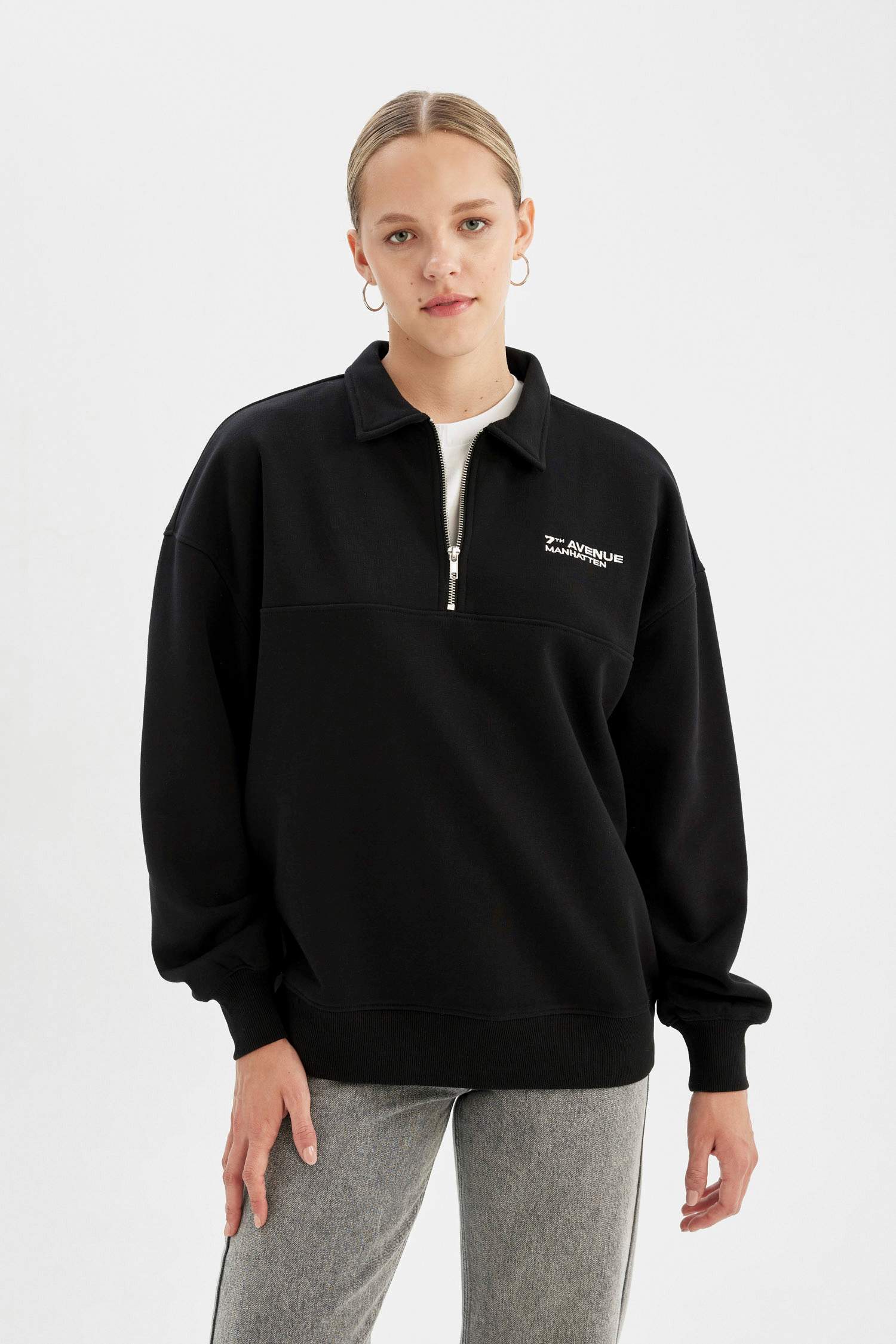 Свитшот стандартного кроя с воротником поло