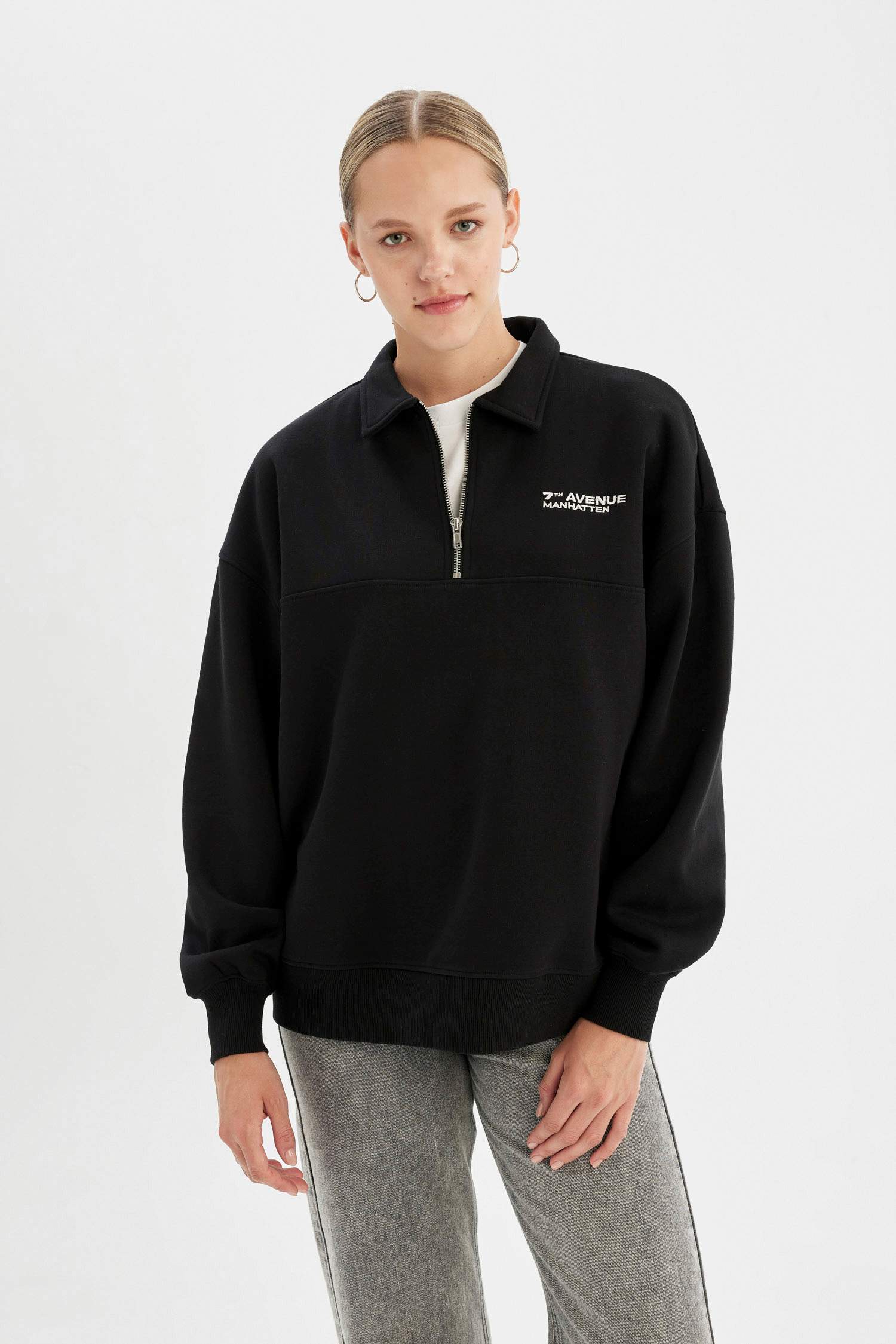 Свитшот стандартного кроя с воротником поло