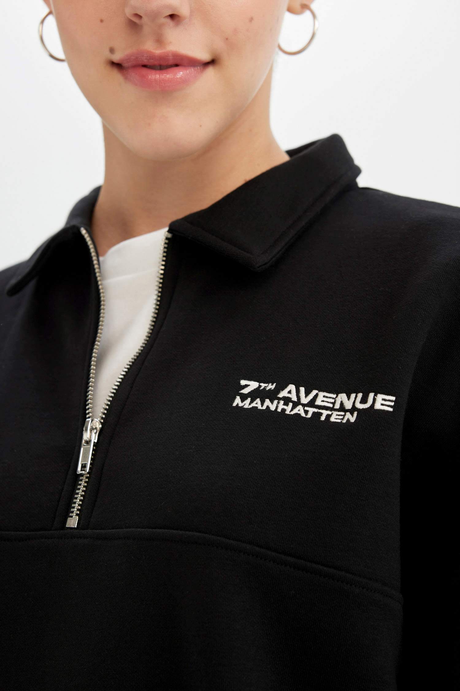 Свитшот стандартного кроя с воротником поло