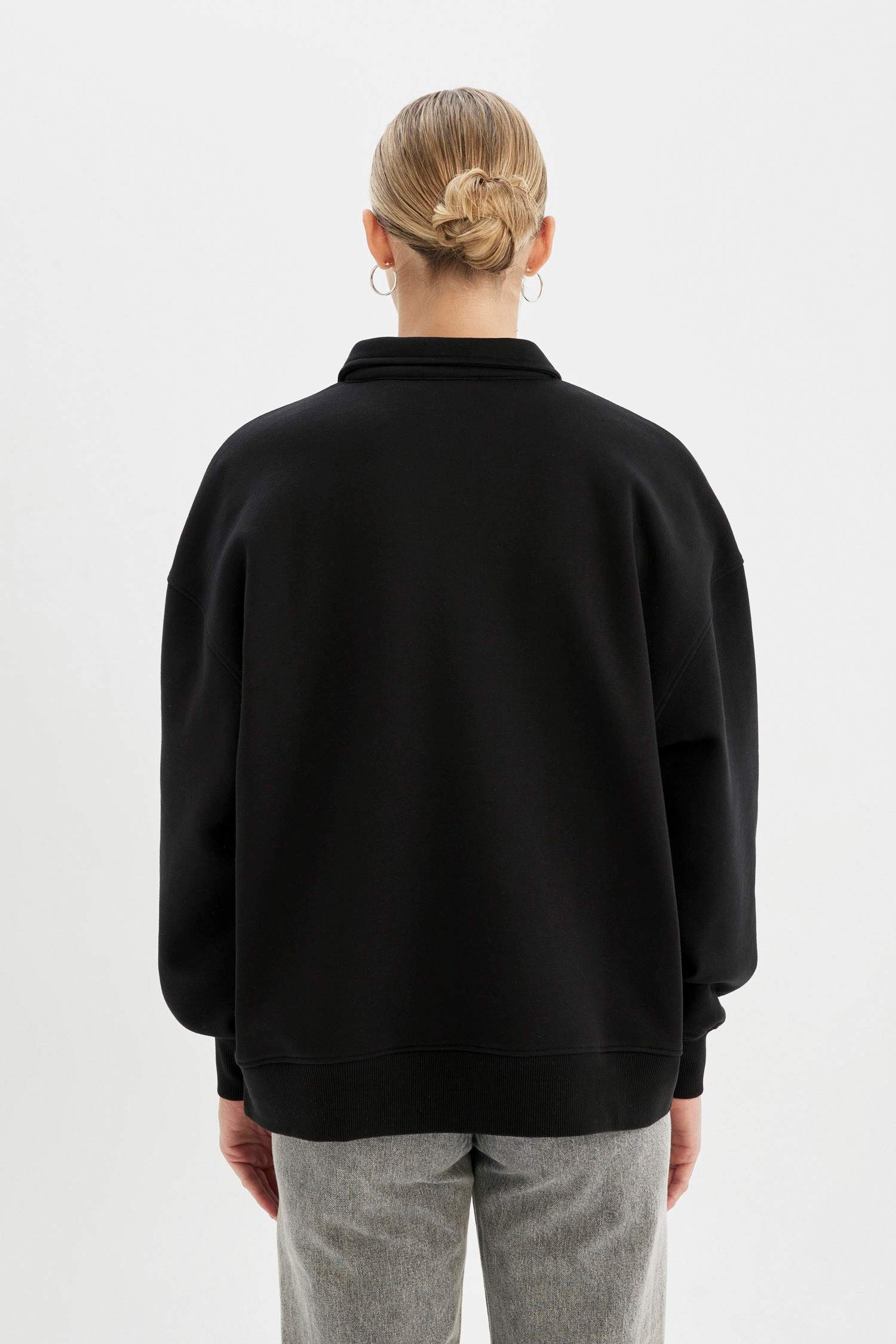 Свитшот стандартного кроя с воротником поло