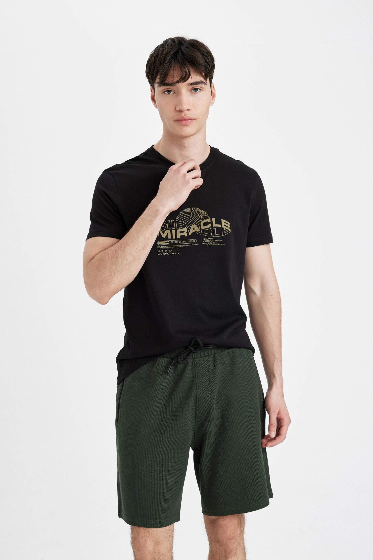 Regular Fit Düz Paça Cepli Basic Düz Şort