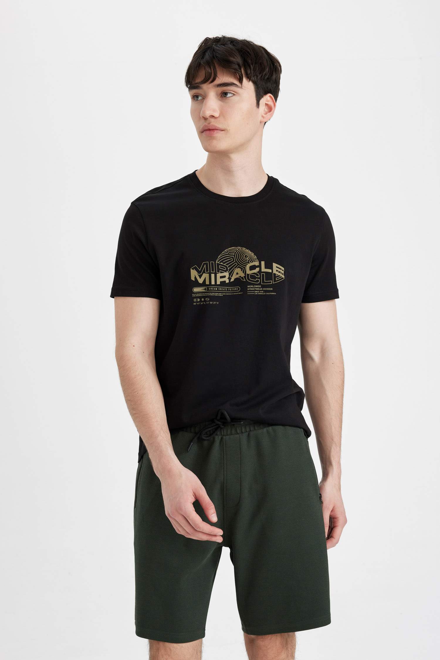 Regular Fit Düz Paça Cepli Basic Düz Şort