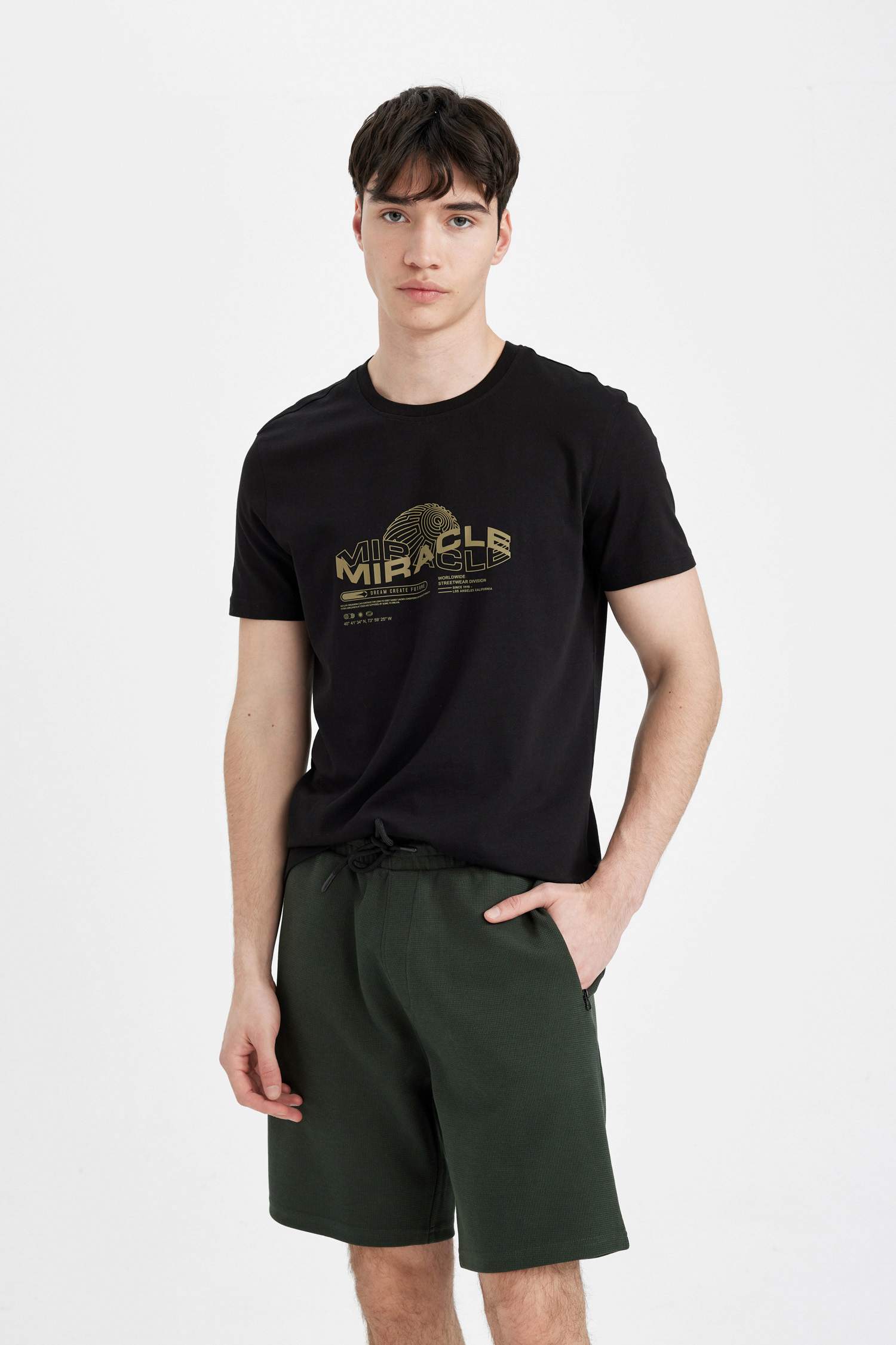 Regular Fit Düz Paça Cepli Basic Düz Şort