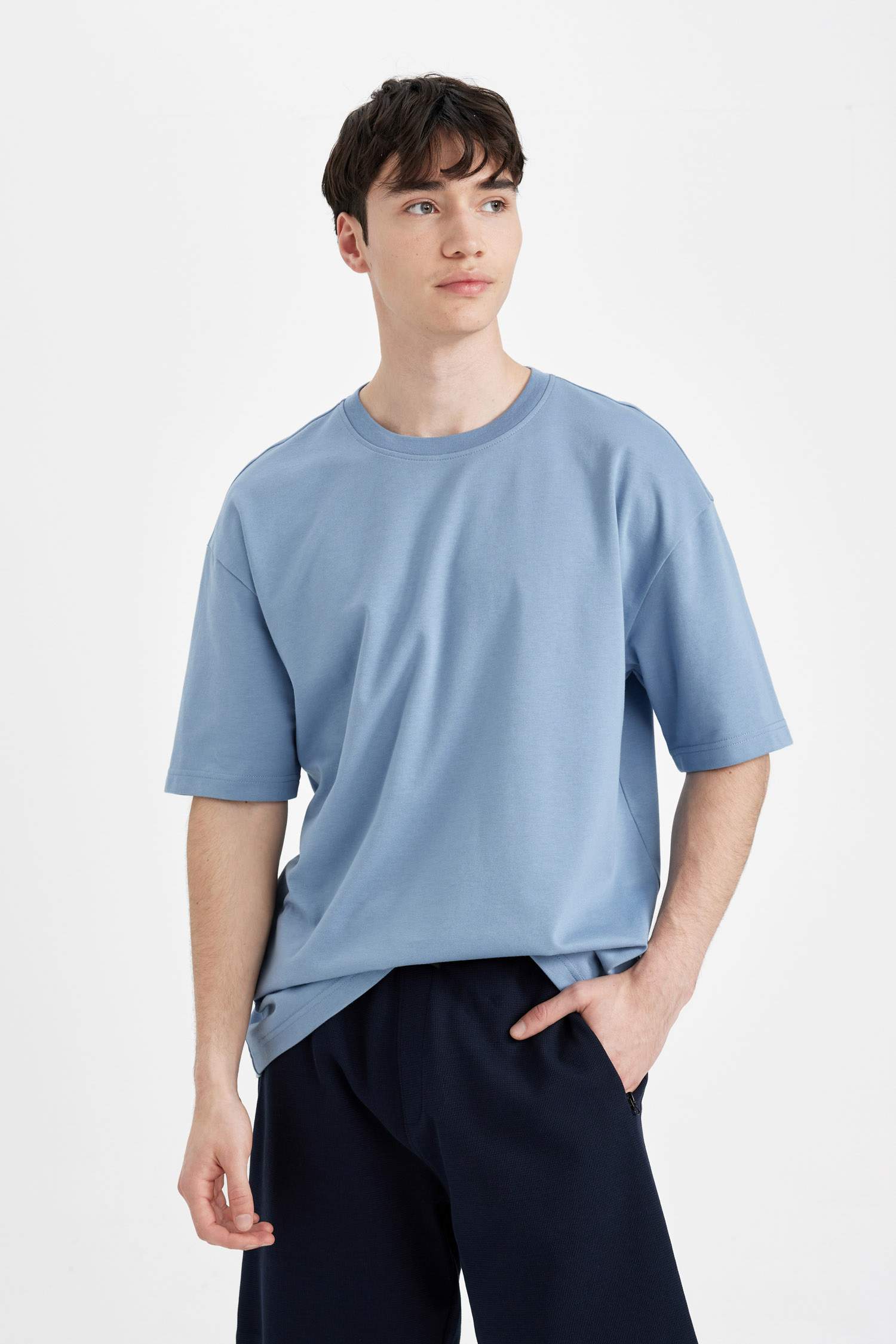 Regular Fit Düz Paça Cepli Basic Düz Şort