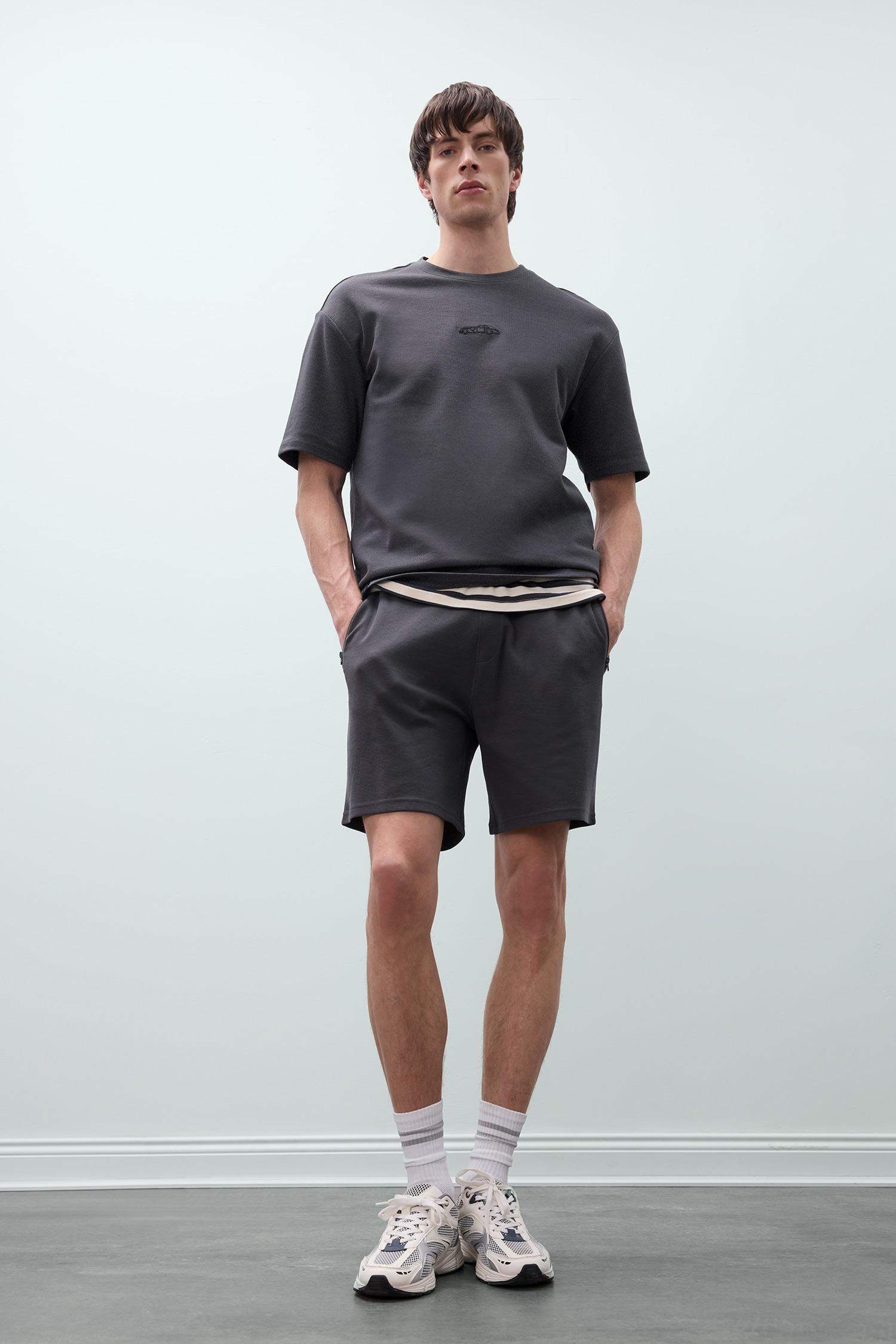 Regular Fit Düz Paça Cepli Basic Düz Şort