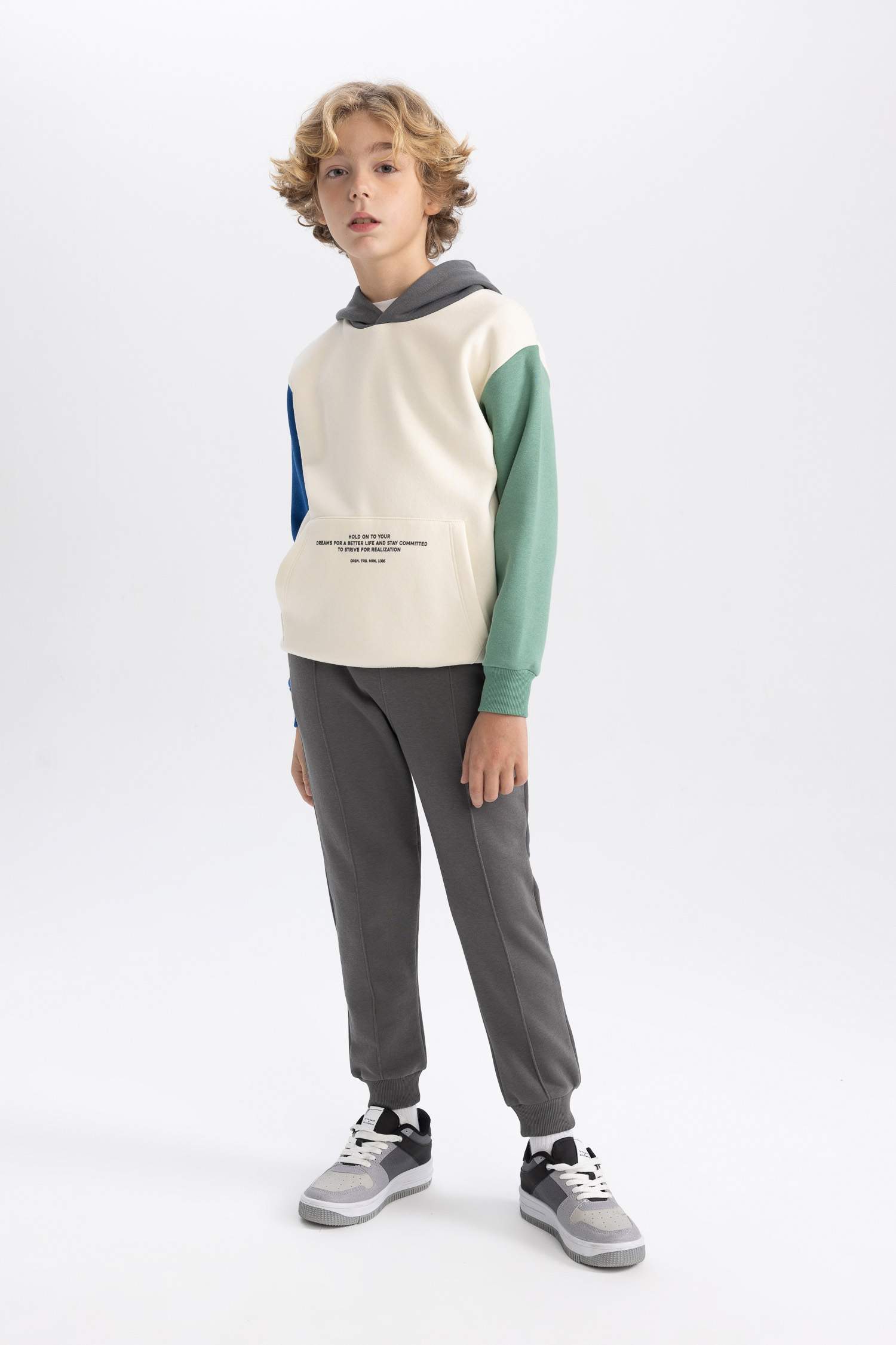 بنطلون بجامة رياضي سادة ولادي قصة عادية