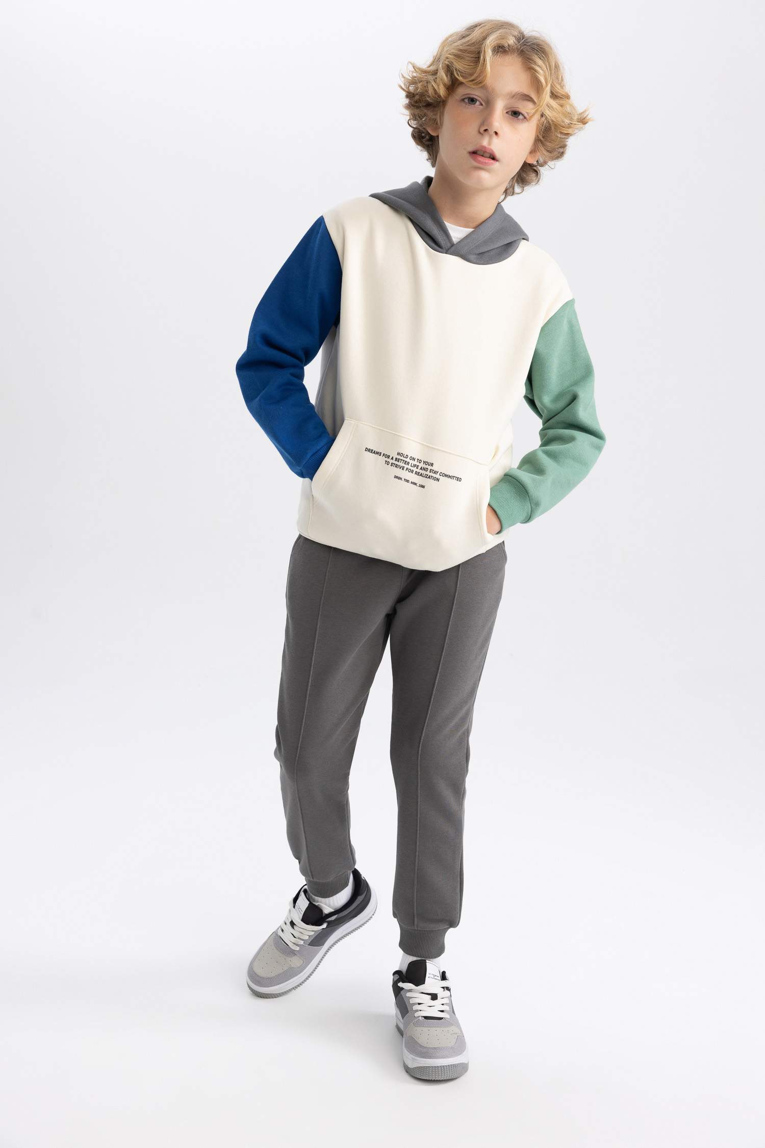 بنطلون بجامة رياضي سادة ولادي قصة عادية