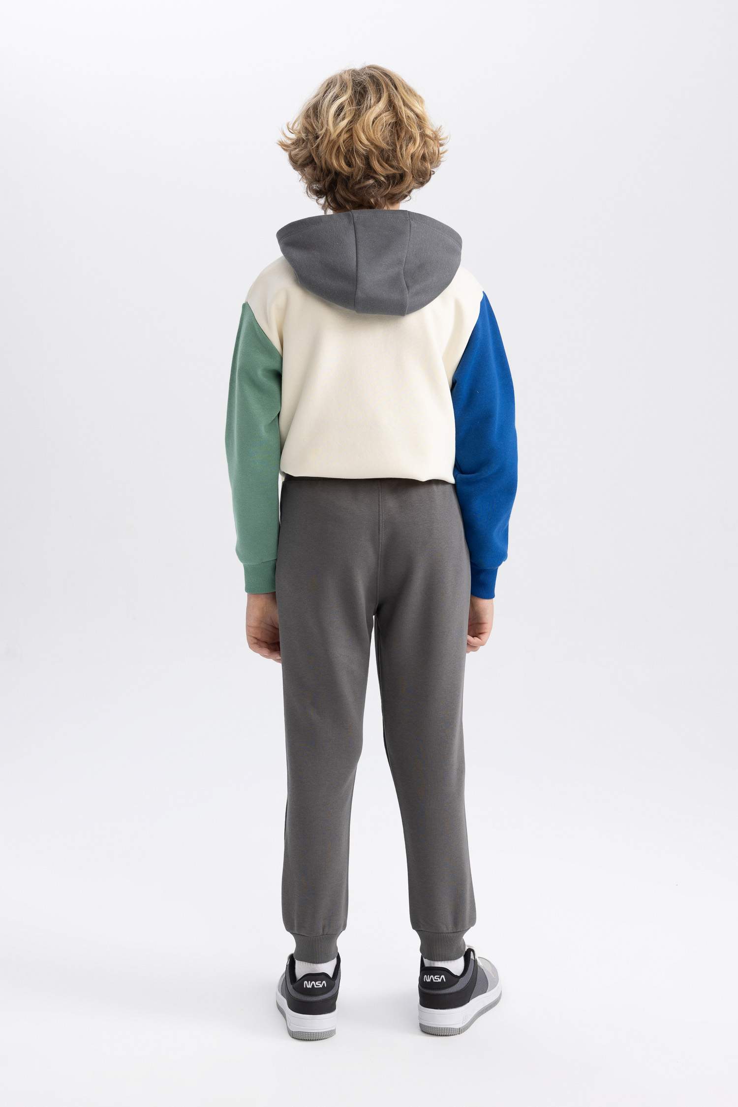 بنطلون بجامة رياضي سادة ولادي قصة عادية