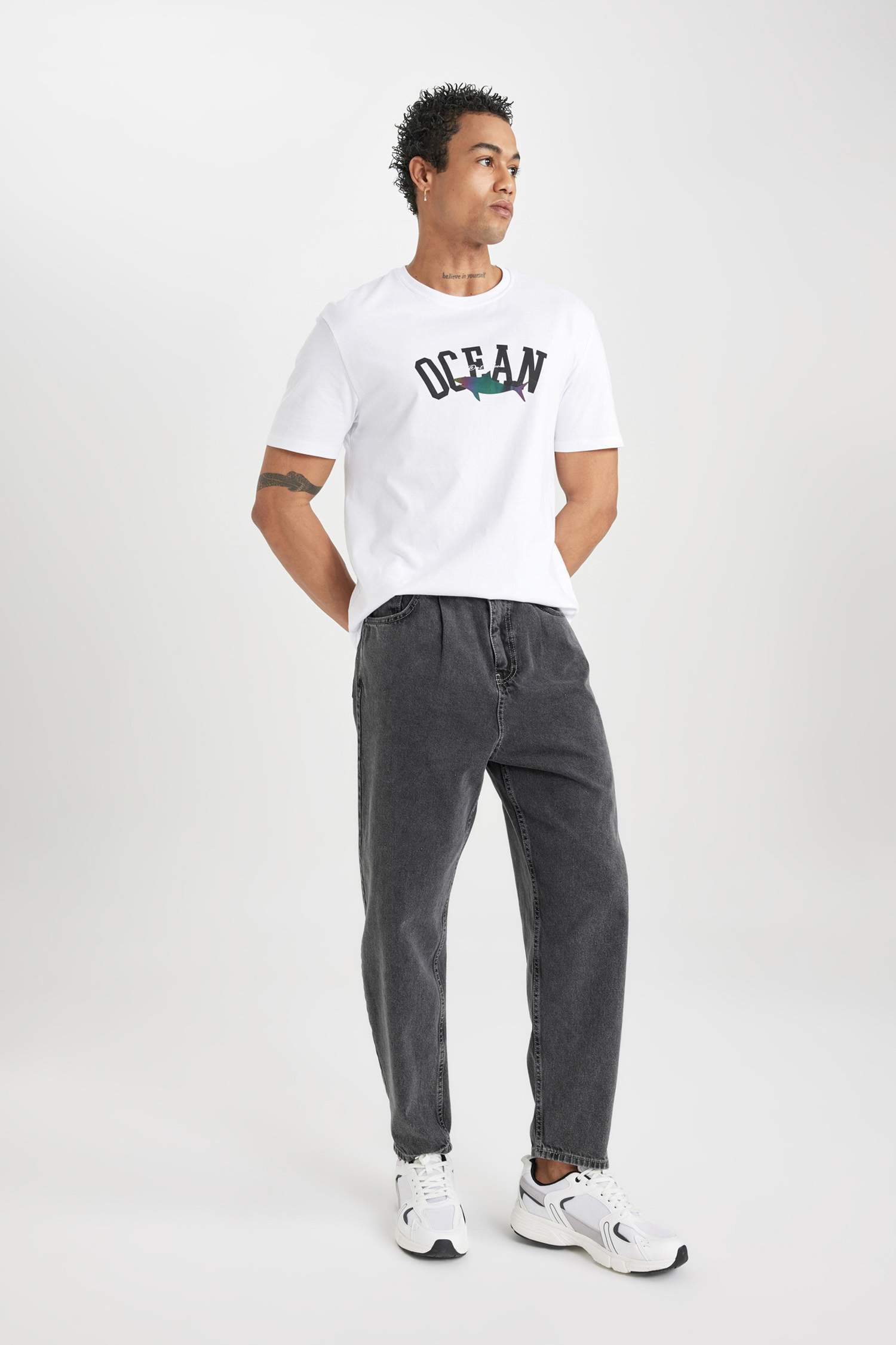 تيشيرت نص ردن مطبوع بياخة مستديرة وقصة عادية