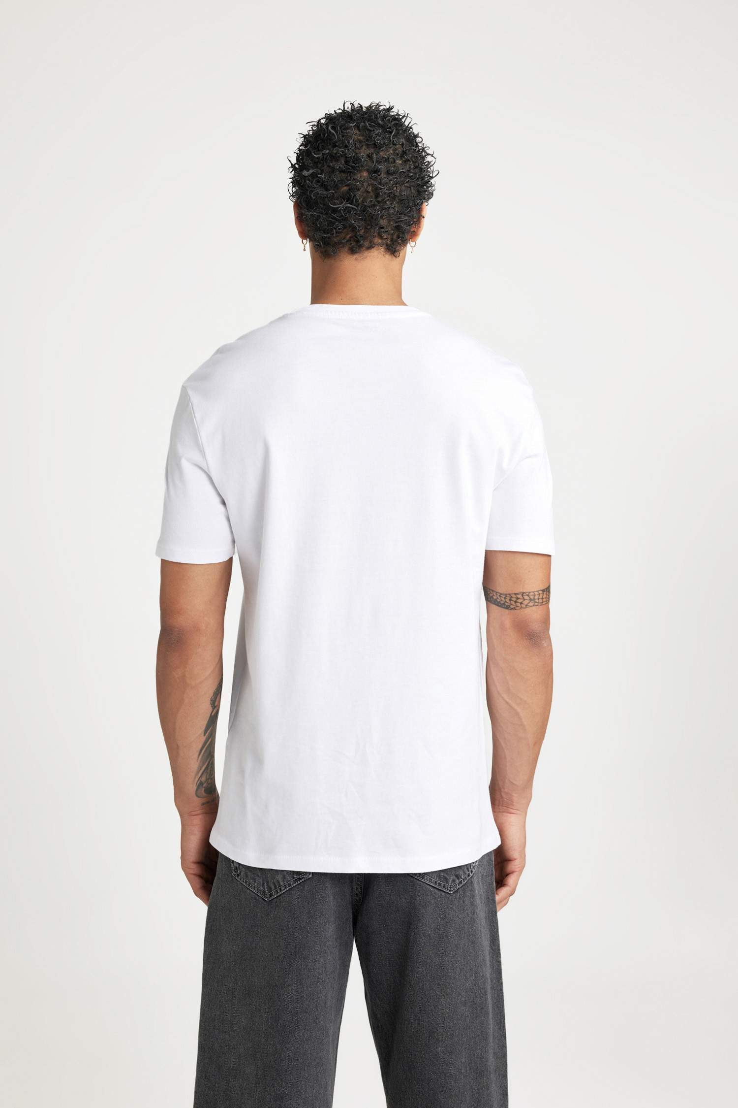 تيشيرت نص ردن مطبوع بياخة مستديرة وقصة عادية