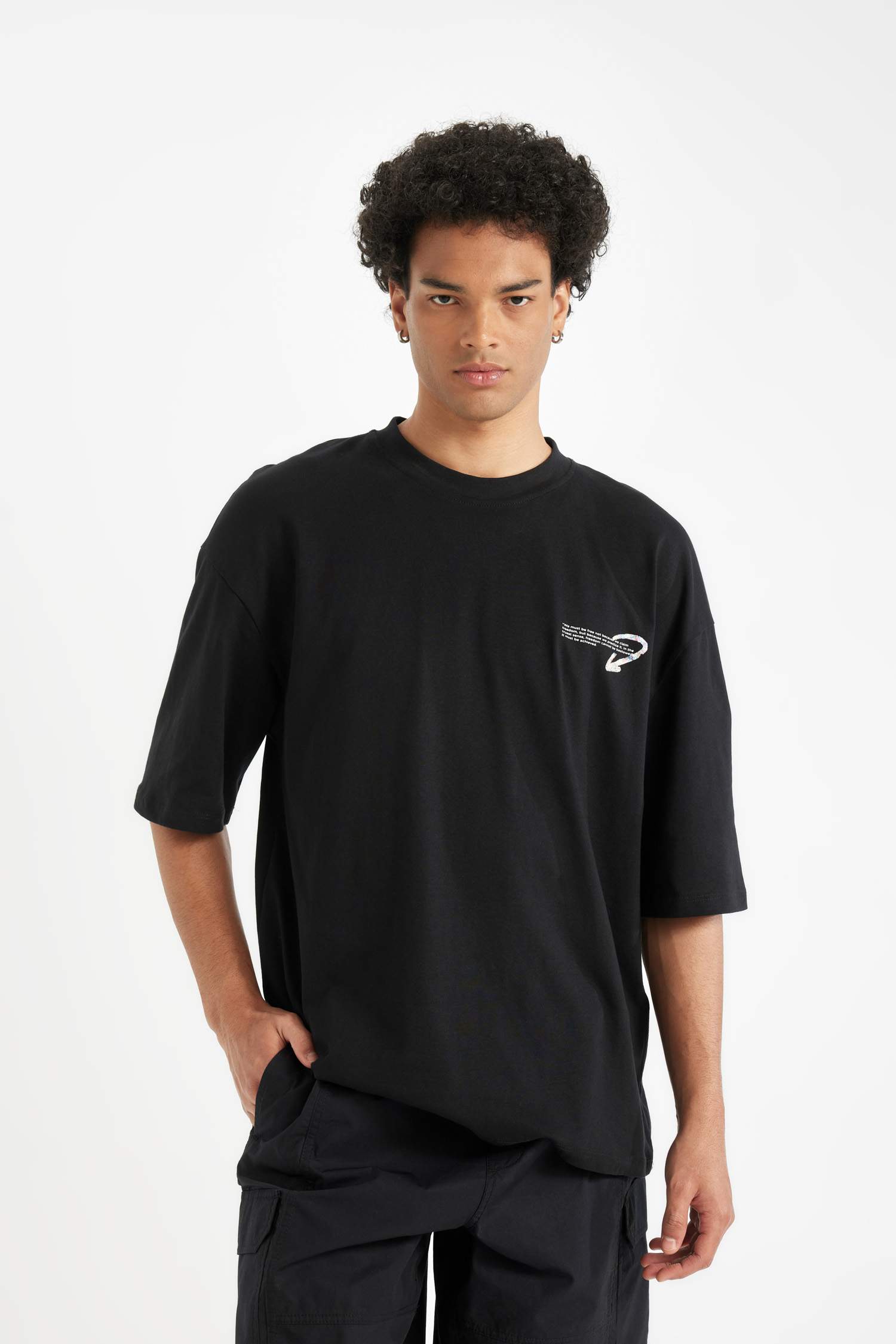 تي شيرت نص كم قطن قصة فضفاضة بطبعة من الخلف