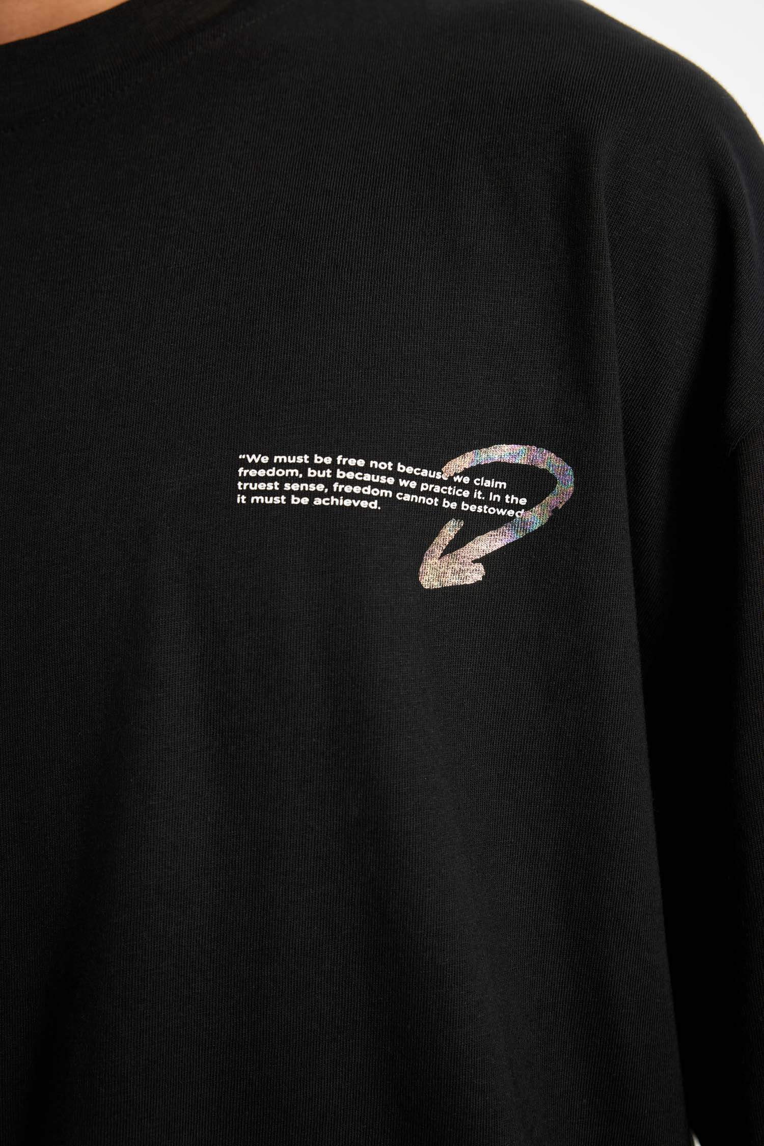 تي شيرت نص كم قطن قصة فضفاضة بطبعة من الخلف