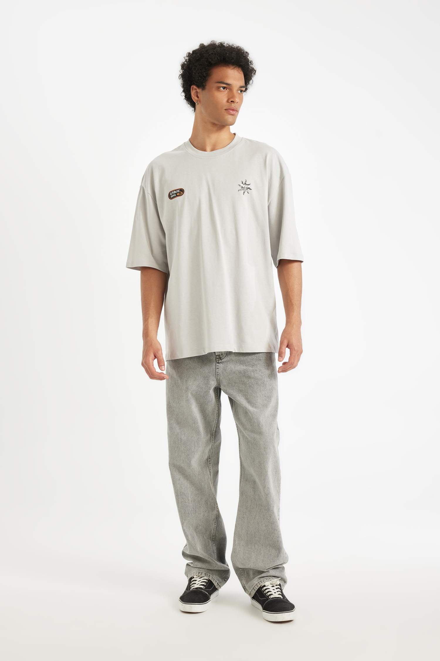 تيشيرت نص ردن قصة فضفاضة جيرسي بطبعة من الخلف