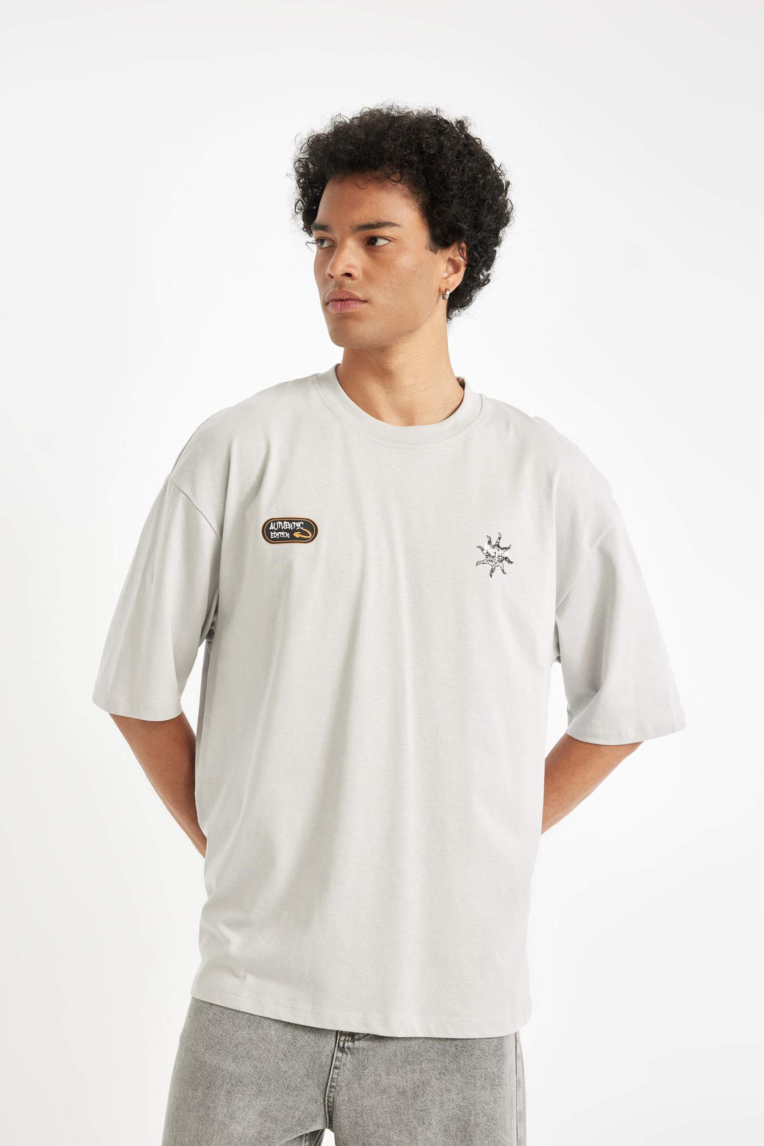 تيشيرت نص ردن قصة فضفاضة جيرسي بطبعة من الخلف