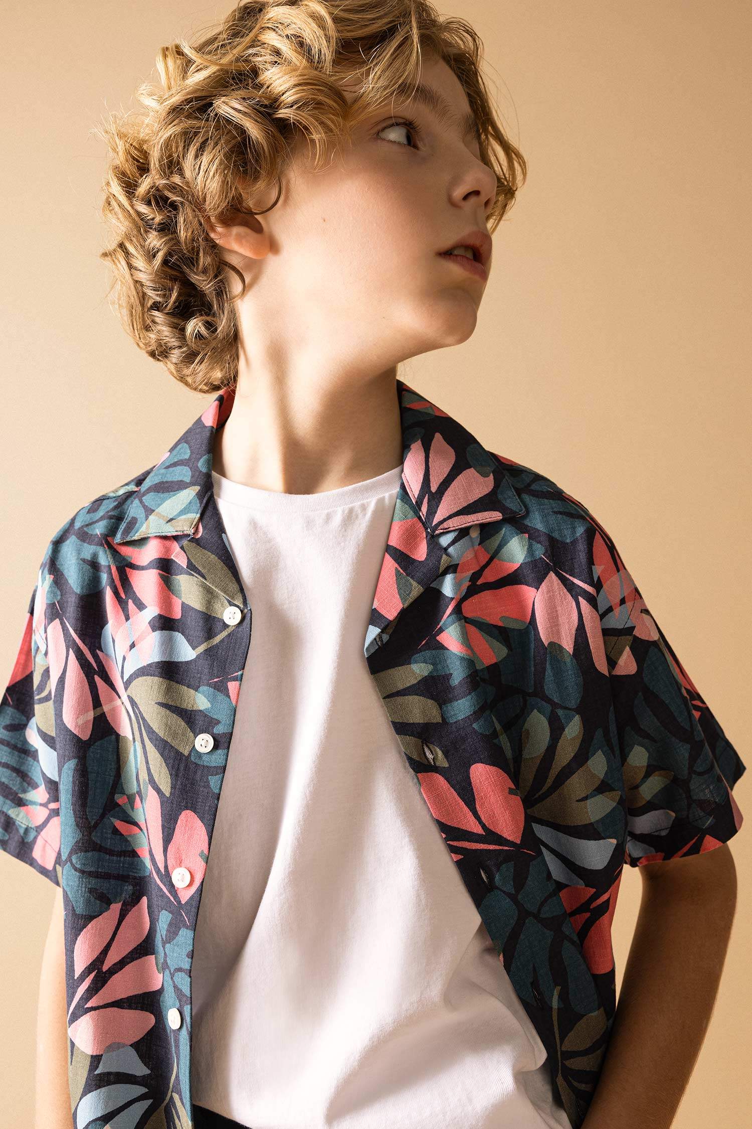 قميص بولو اولادي نص كم ذو مظهر كتاني اوفر سايز