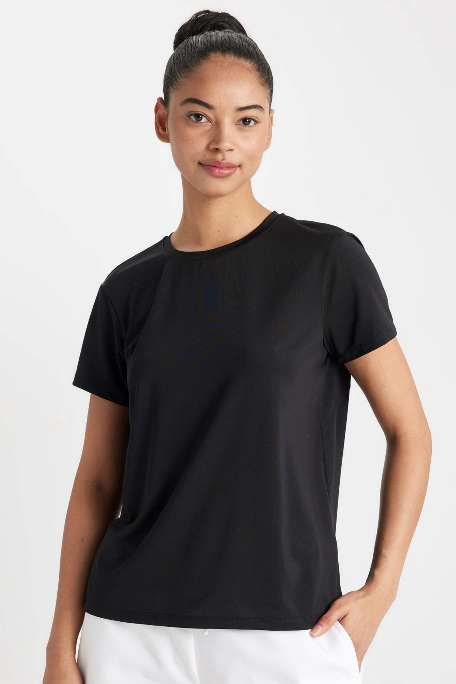 تي شيرت نص كم قصة عادية بياقة مستديرة