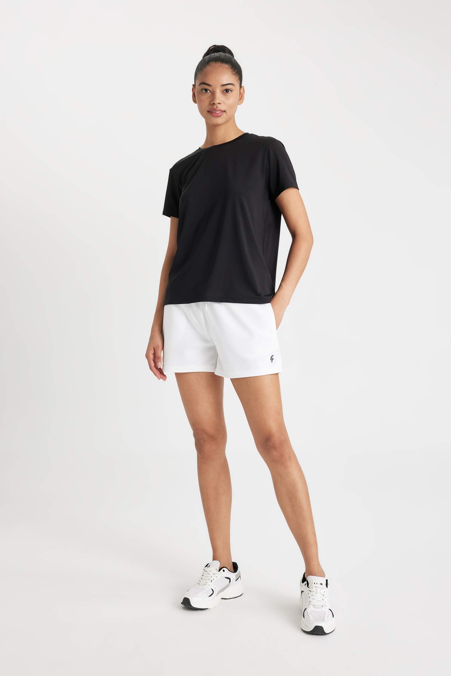 تي شيرت نص كم قصة عادية بياقة مستديرة