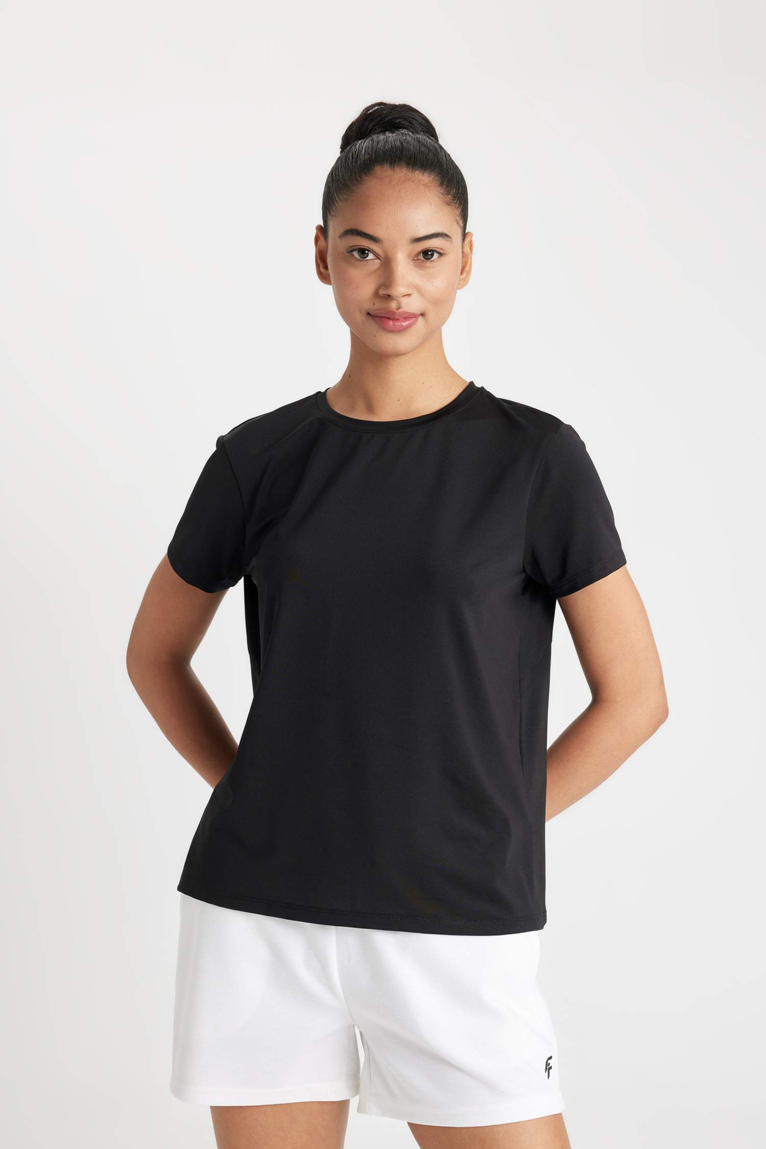 تي شيرت نص كم قصة عادية بياقة مستديرة