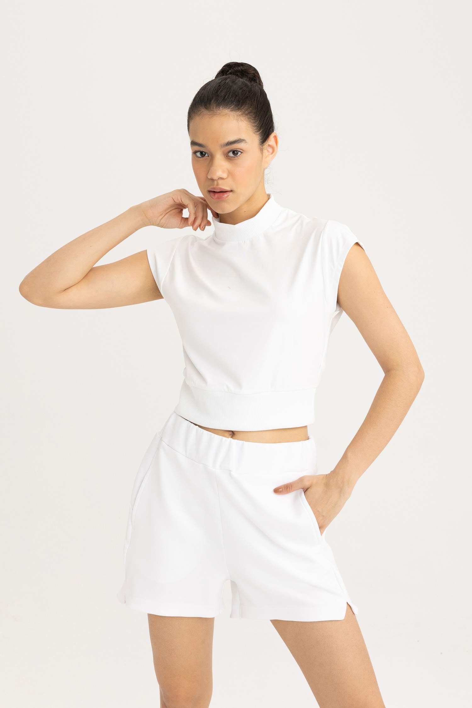 تي شيرت كروب توب نص كم بياقة عالية من DeFactoFit