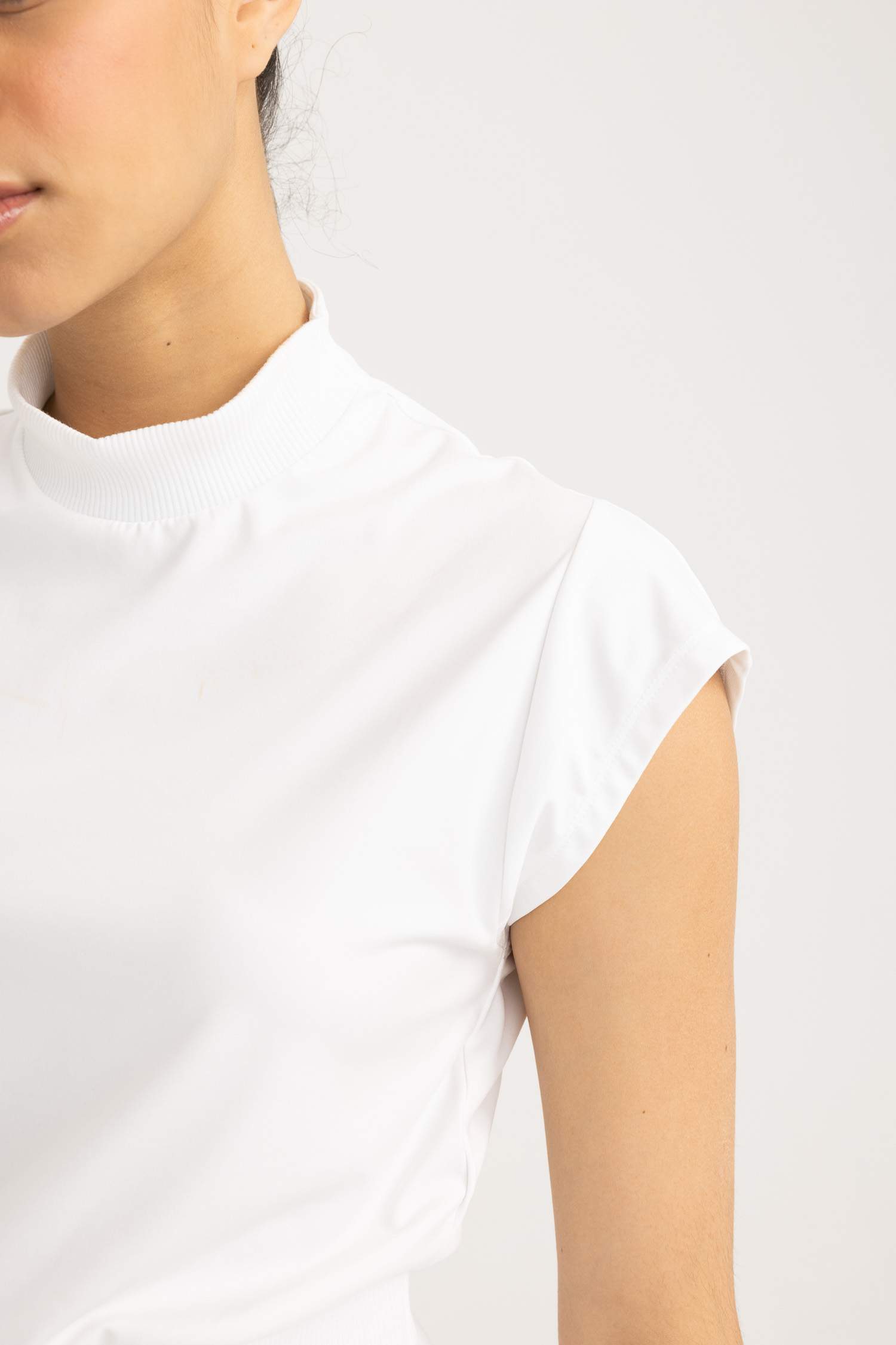 تي شيرت كروب توب نص كم بياقة عالية من DeFactoFit