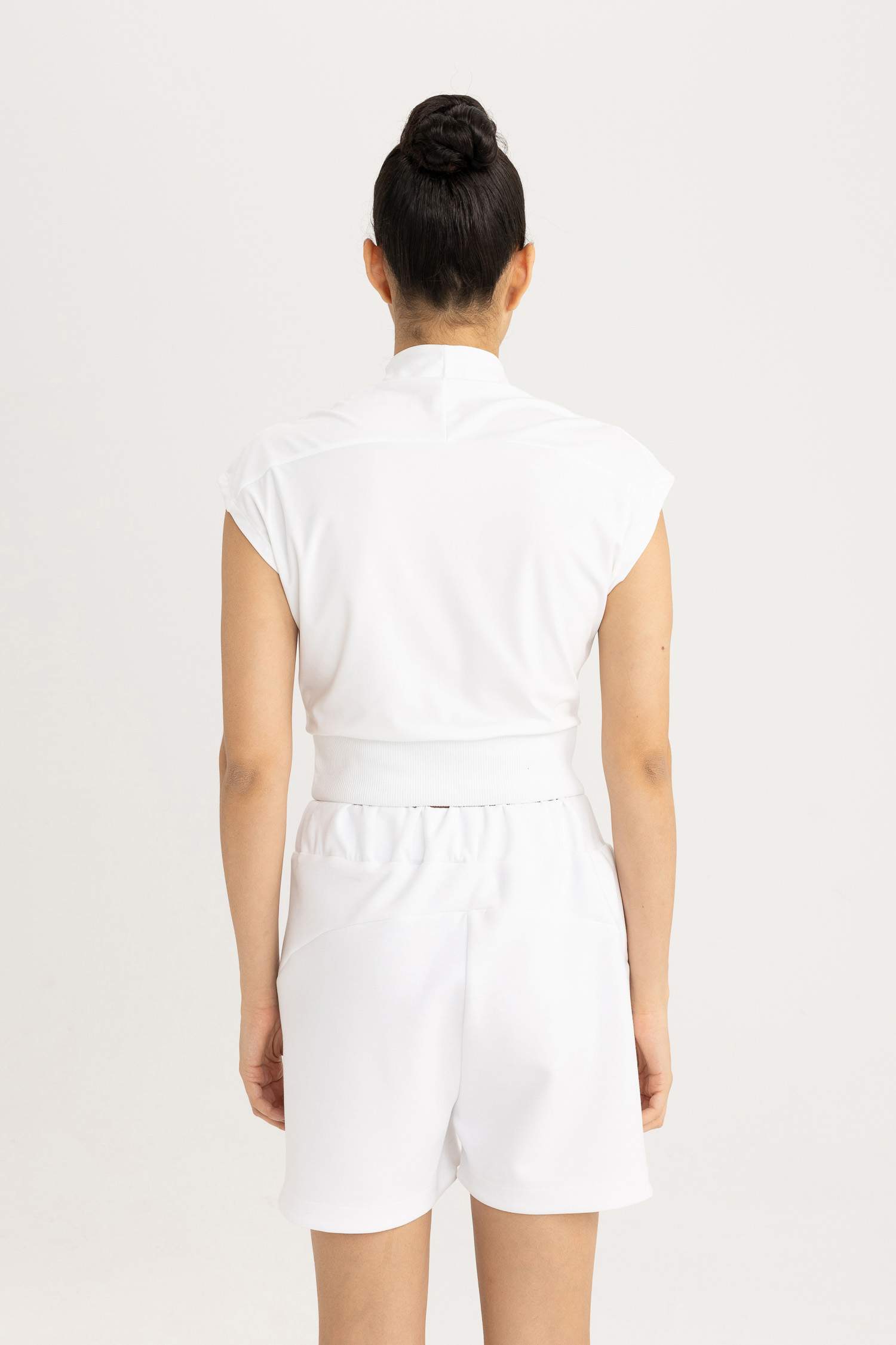 تي شيرت كروب توب نص كم بياقة عالية من DeFactoFit