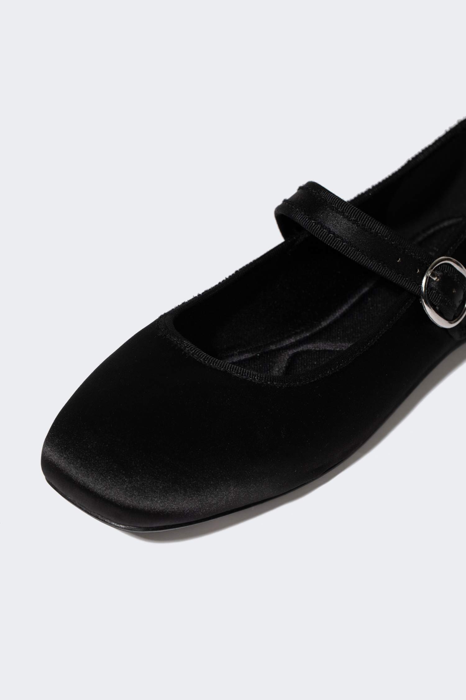 Woman Flat Sole Shoes