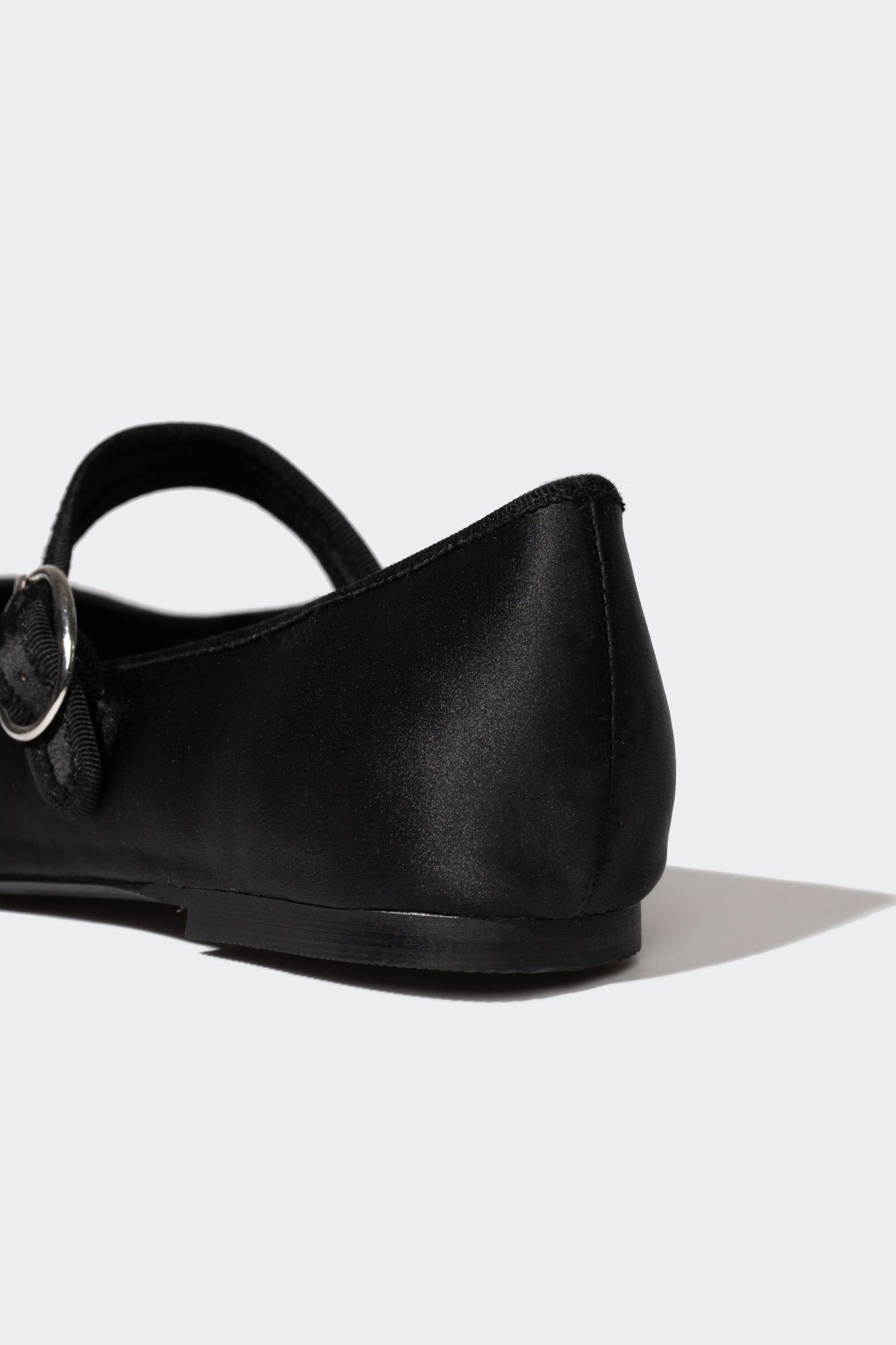 Woman Flat Sole Shoes