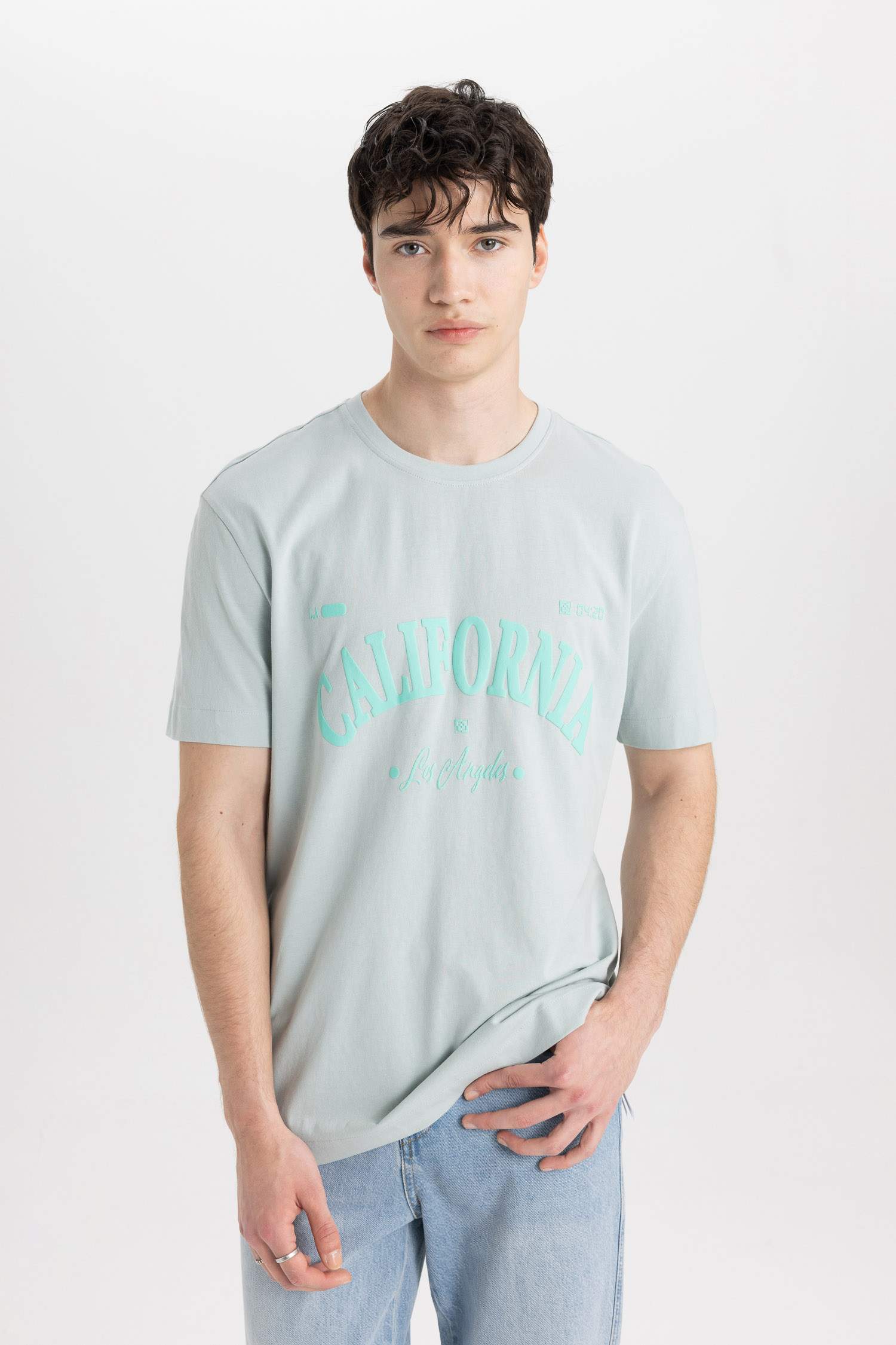 تي شيرت نص كم مطبوع بياقة مستديرة وقصة عادية