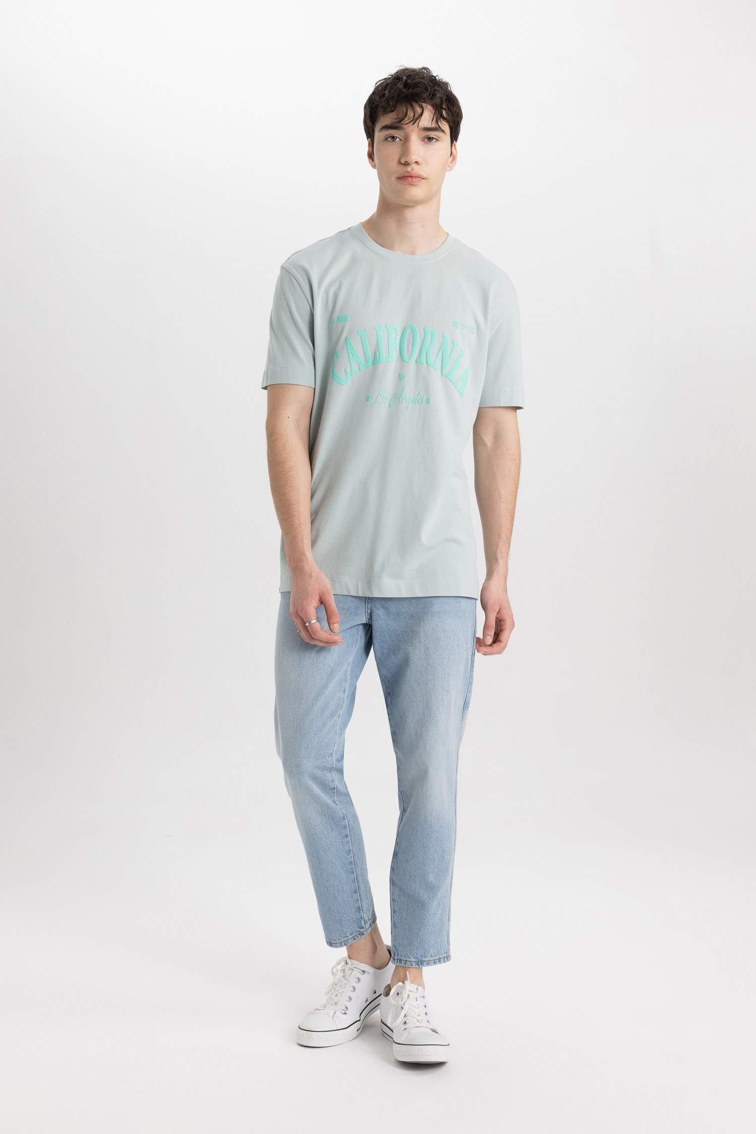 تي شيرت نص كم مطبوع بياقة مستديرة وقصة عادية