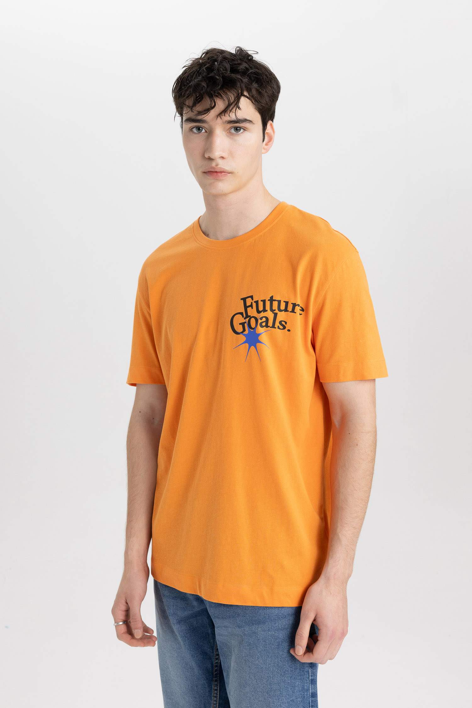 تيشيرت بطبعة من الخلف قصة عادية بياخة مستديرة