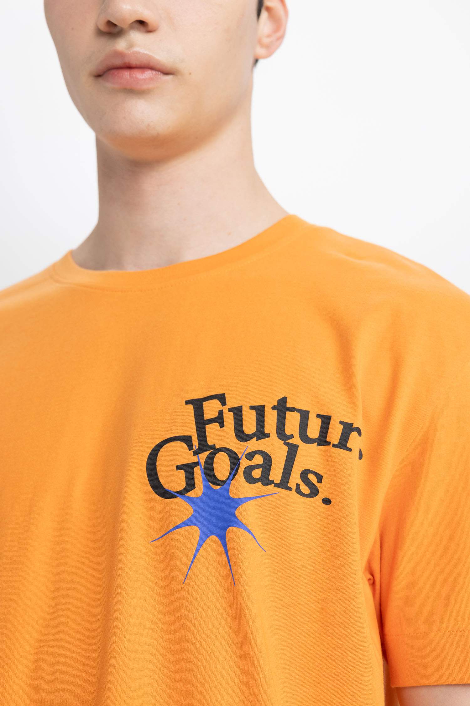 تيشيرت بطبعة من الخلف قصة عادية بياخة مستديرة