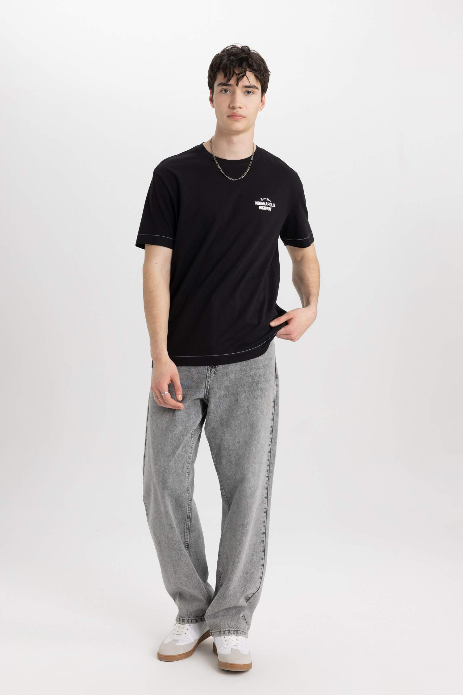 تي شيرت نص كم مطبوع بياقة مستديرة وقصة عادية