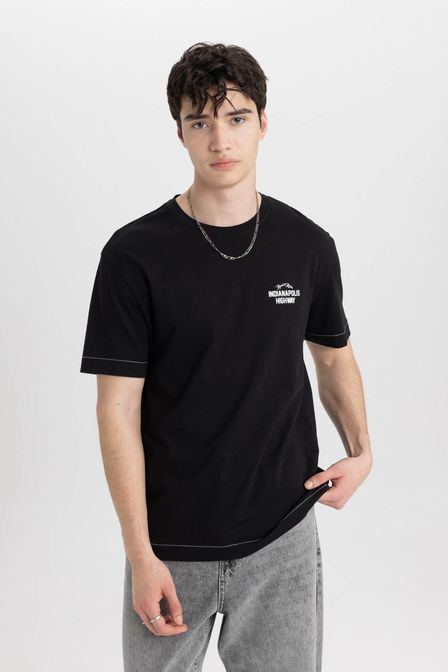 تي شيرت نص كم مطبوع بياقة مستديرة وقصة عادية