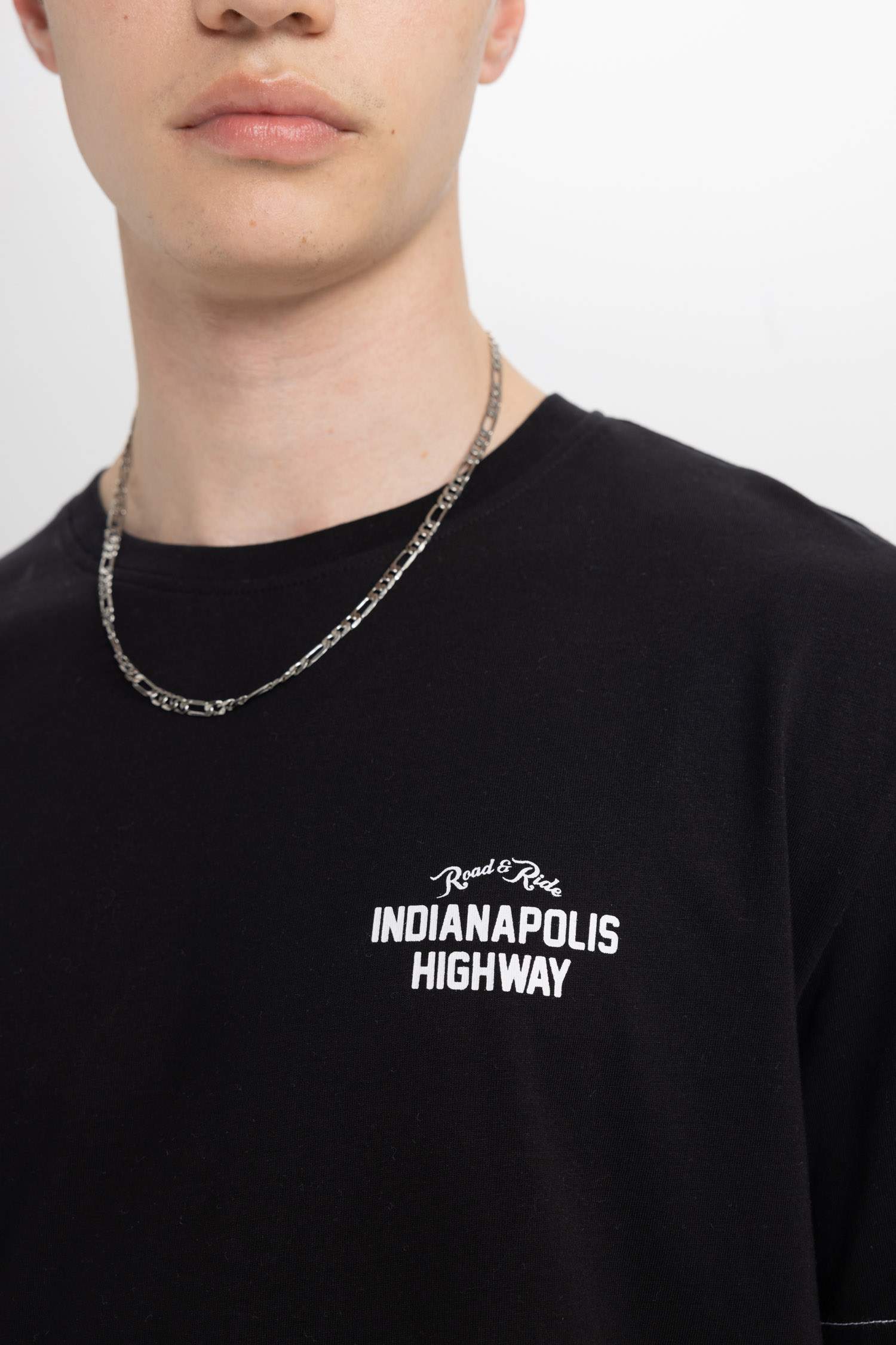 تي شيرت نص كم مطبوع بياقة مستديرة وقصة عادية