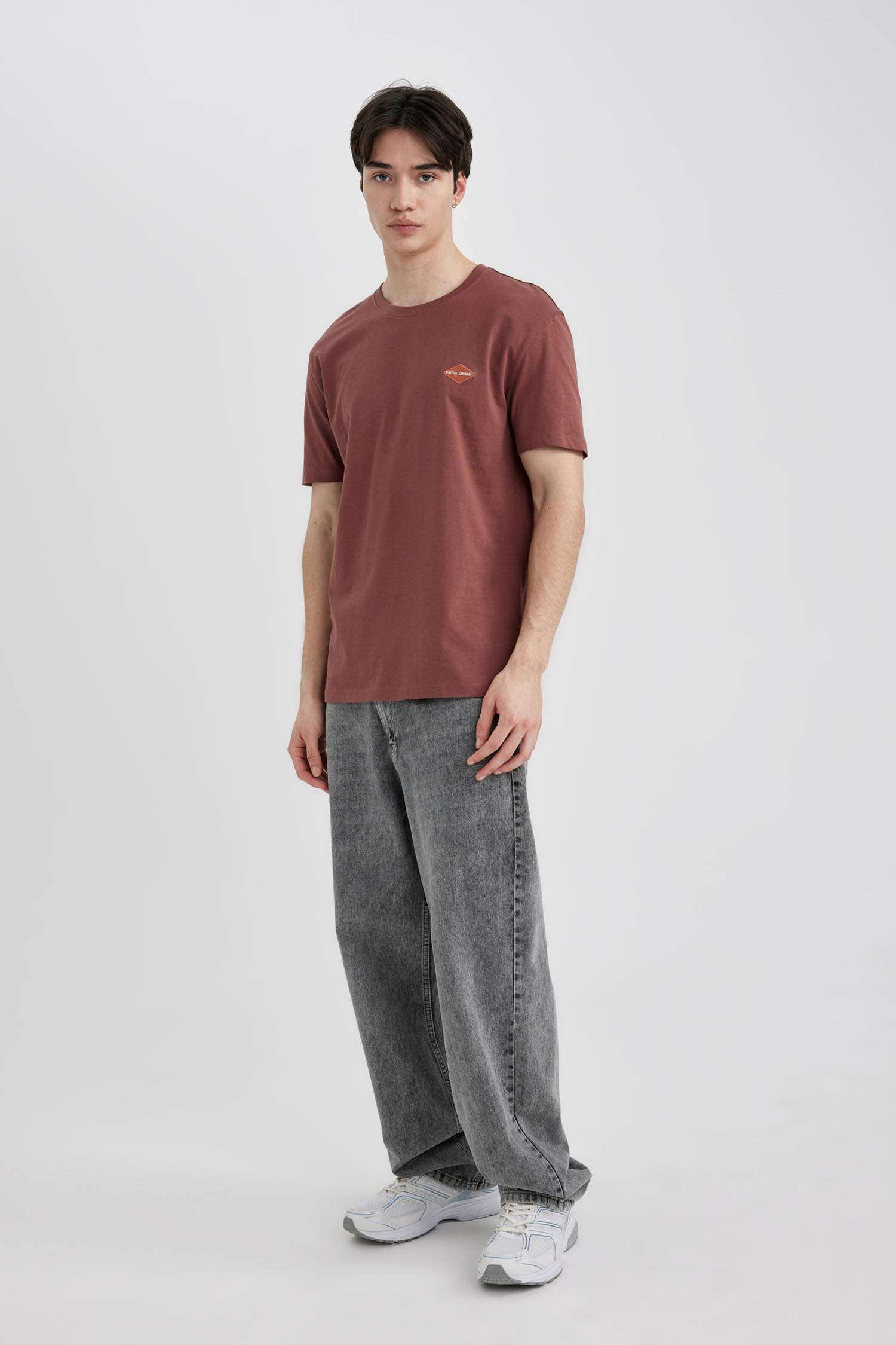 تيشيرت نص ردن مطبوع بياخة مستديرة وقصة عادية