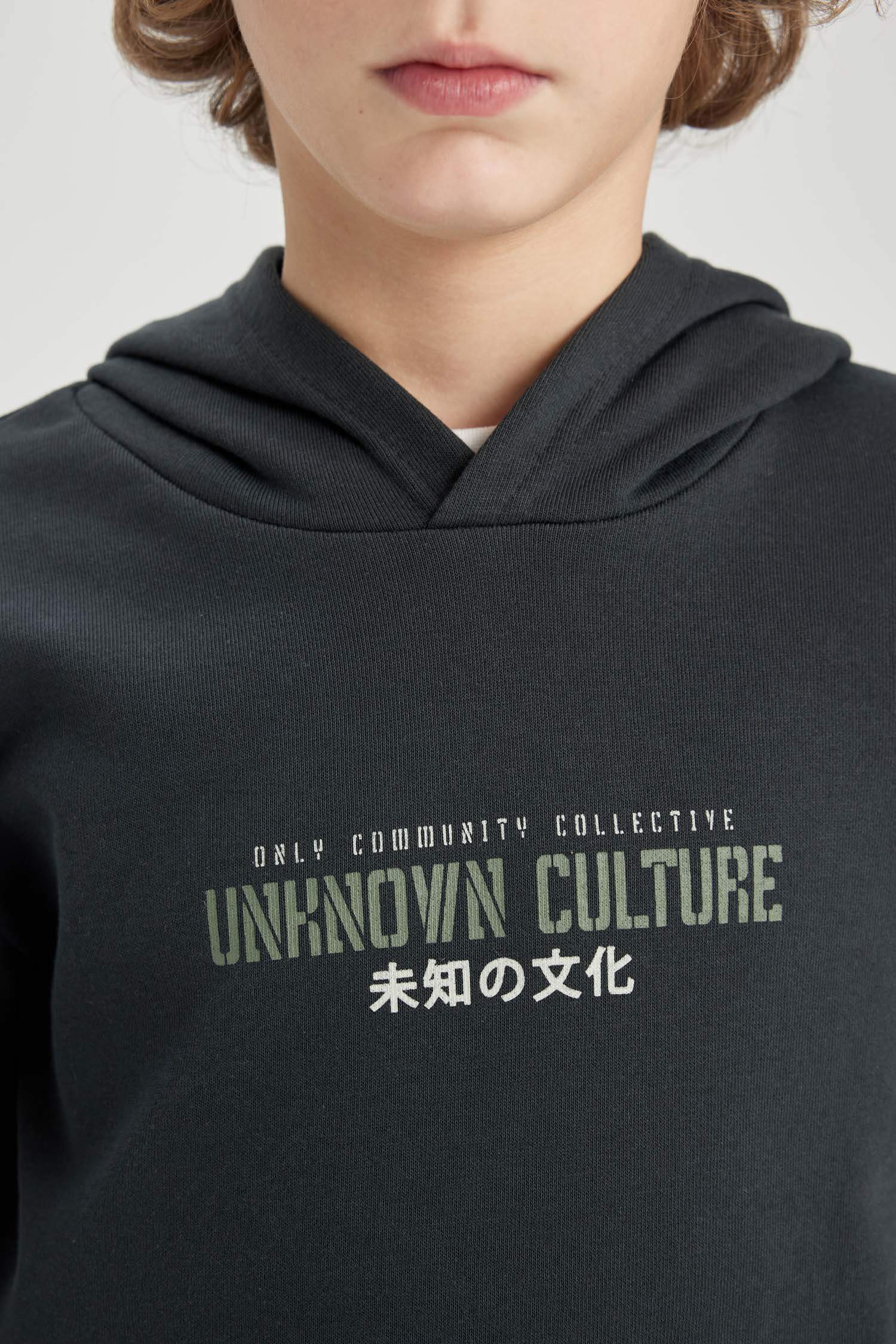 سويت شيرت ولادي بغطاء للرأس بطبعة من الخلف