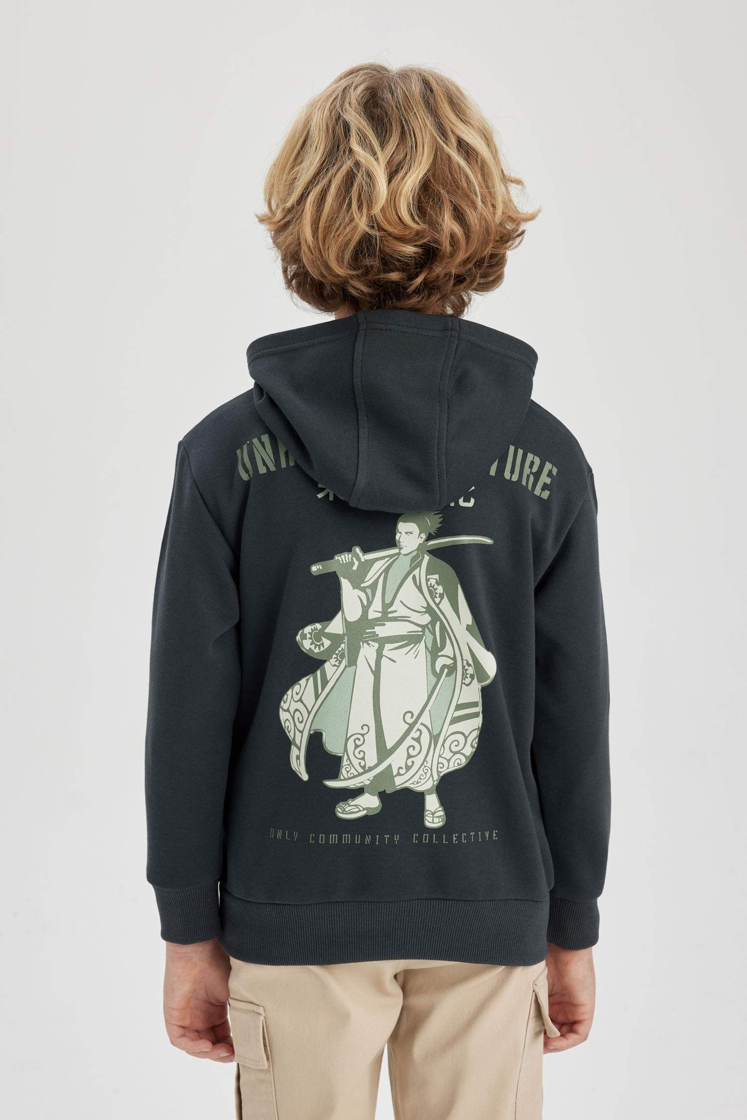 سويت شيرت ولادي بغطاء للرأس بطبعة من الخلف