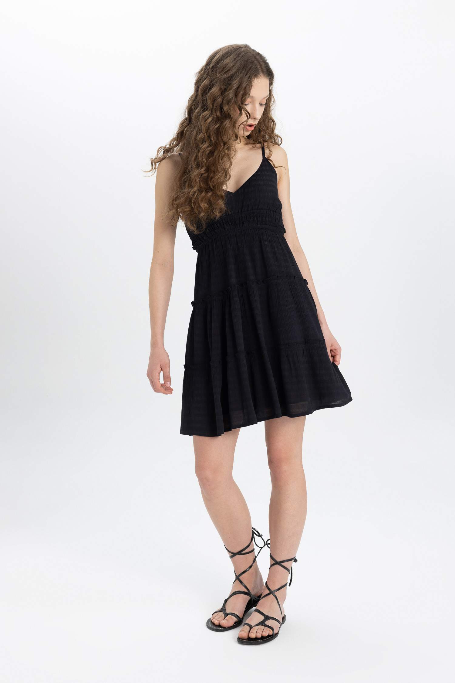 فستان اسود قصير بياخة V وبحمالات