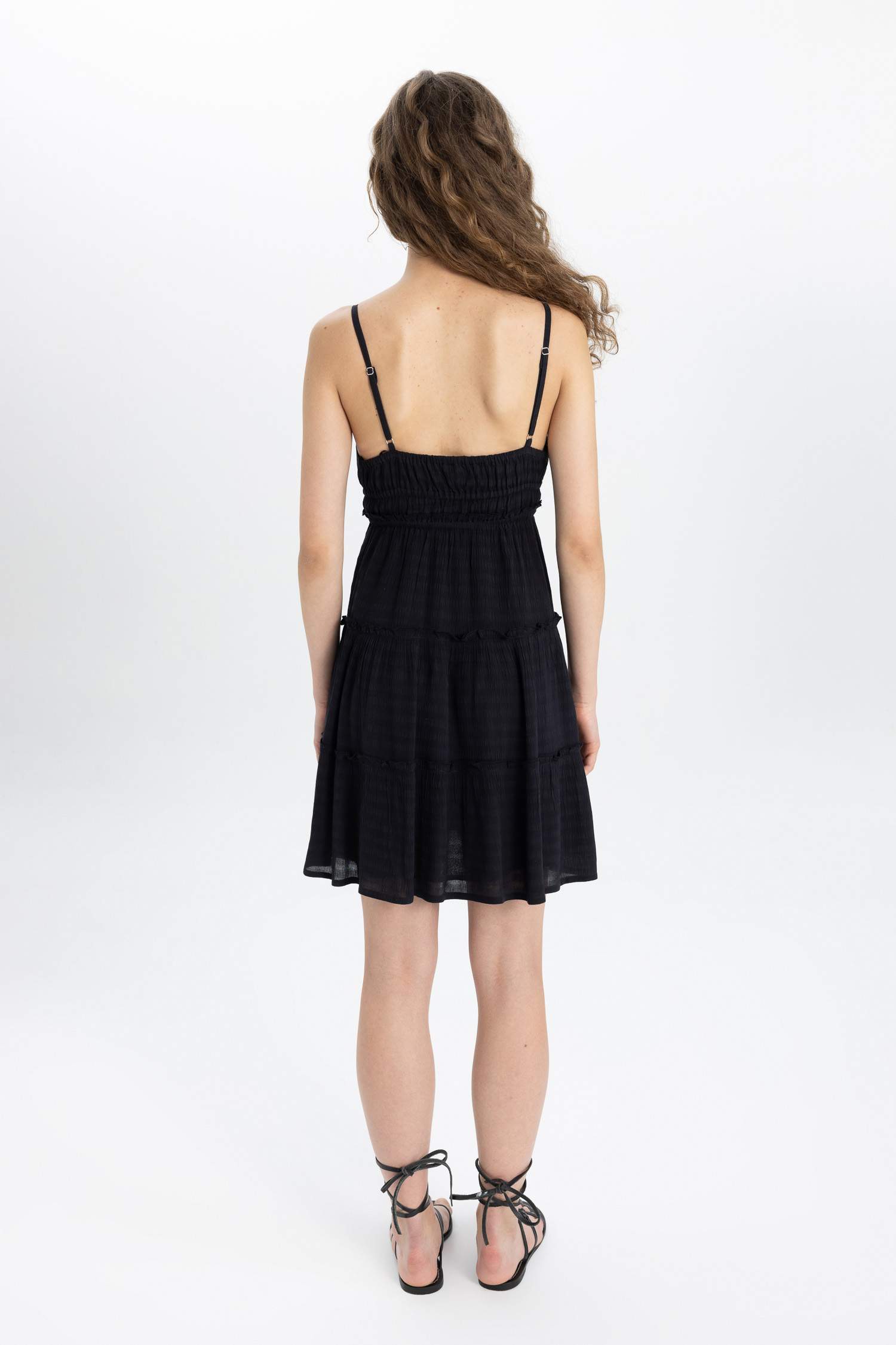 فستان اسود قصير بياخة V وبحمالات