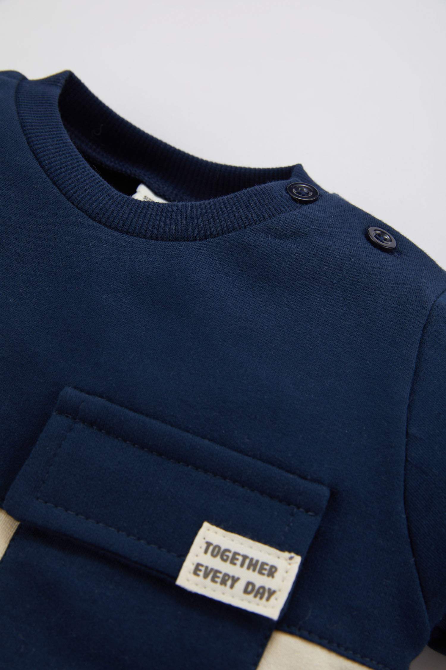 سويت شيرت ولادي ملون قصة عادية ببطانة ناعمة