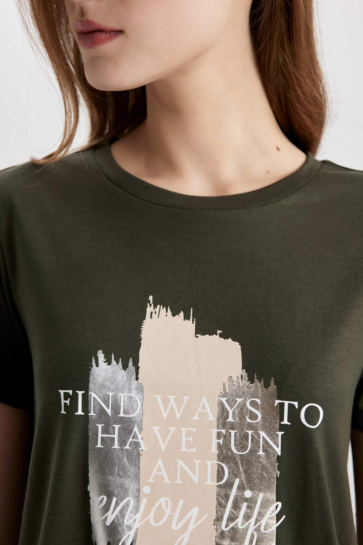 Футболка свободного кроя с круглым вырезом и принтом