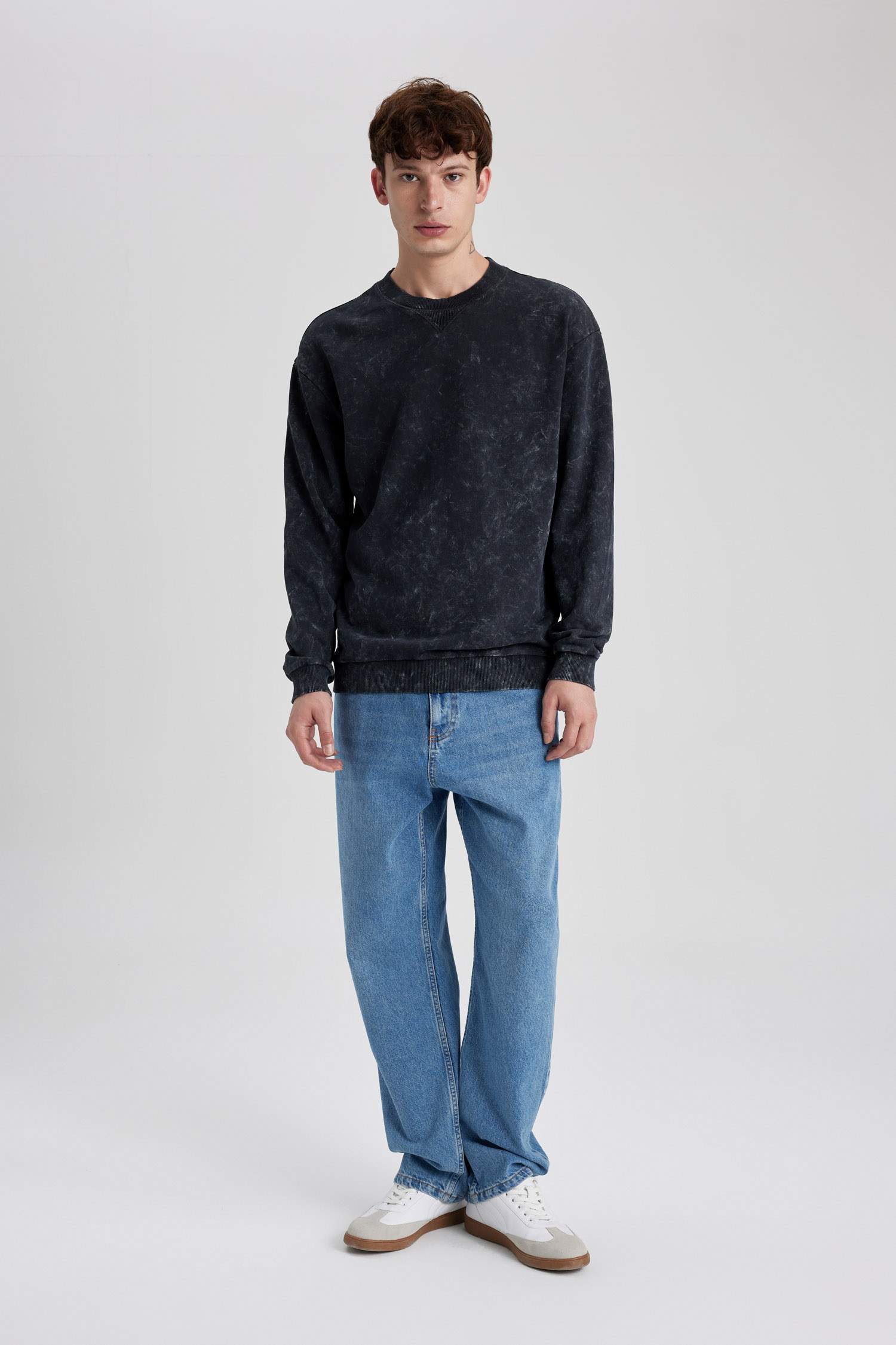 Regular Fit Bisiklet Yaka Yıkamalı Soluk Efektli Basic Düz Sweatshirt