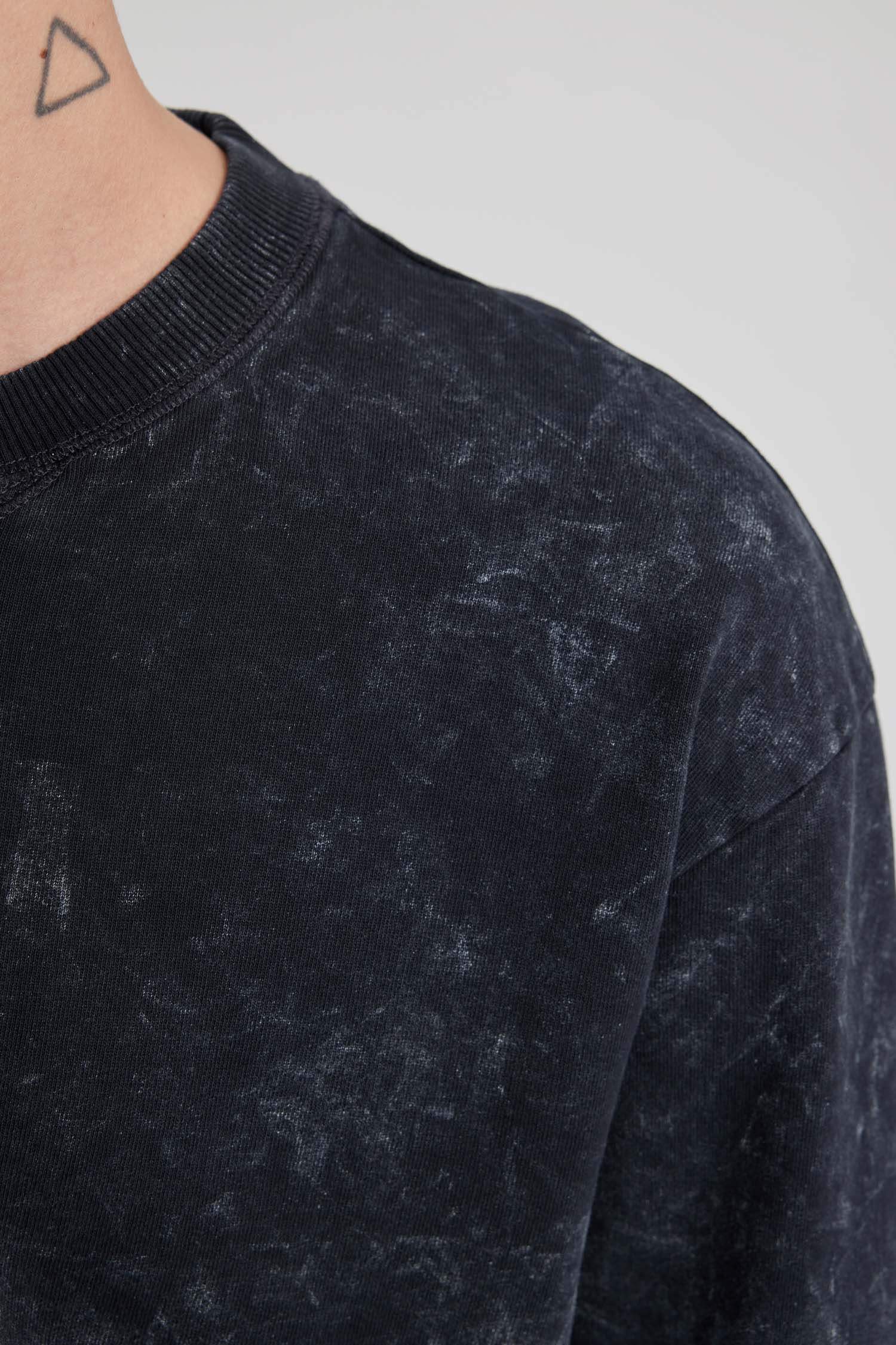 Regular Fit Bisiklet Yaka Yıkamalı Soluk Efektli Basic Düz Sweatshirt