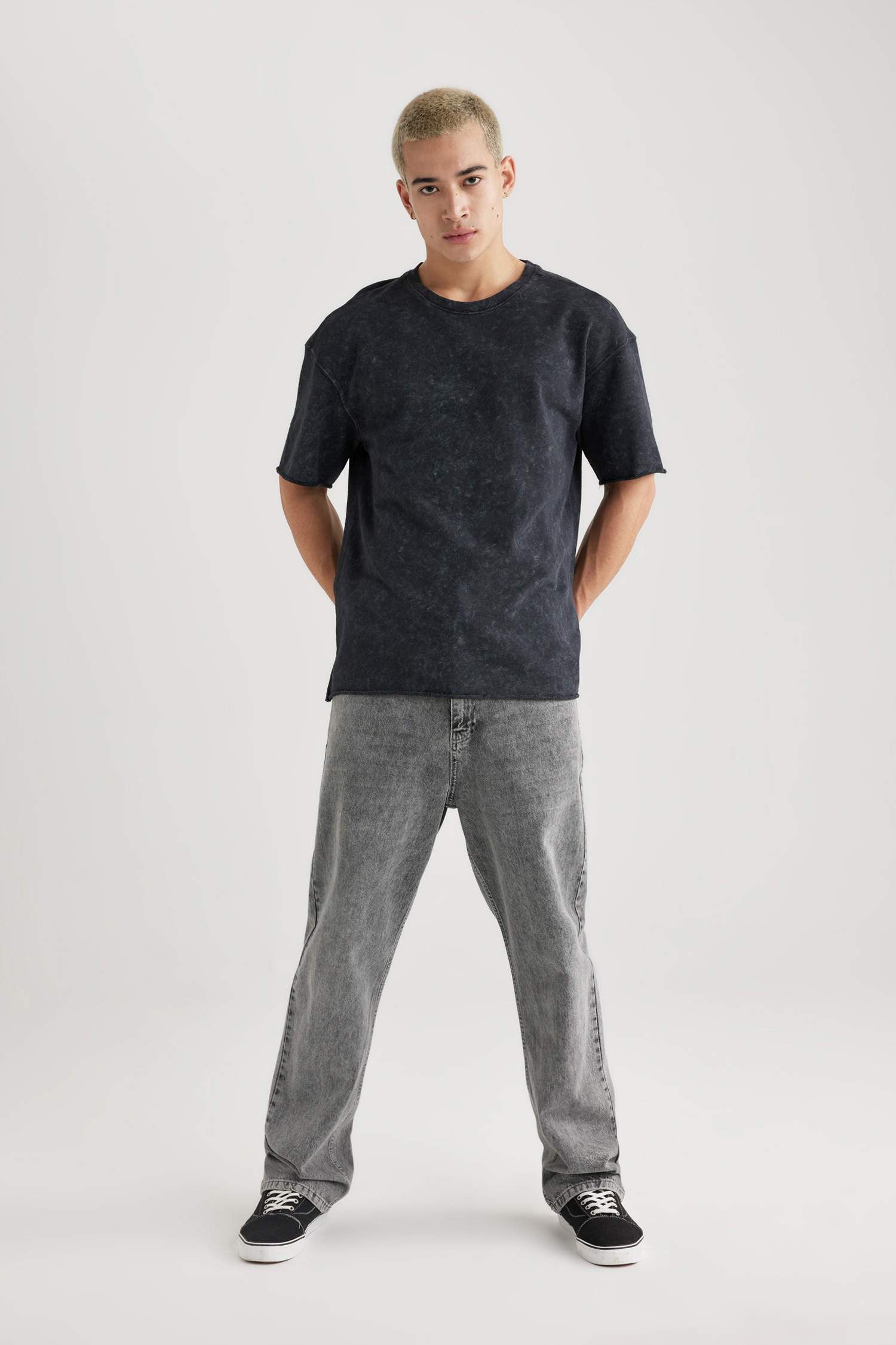 تيشيرت نص ردن قصة مريحة بياخة مستديرة وتأثير باهت