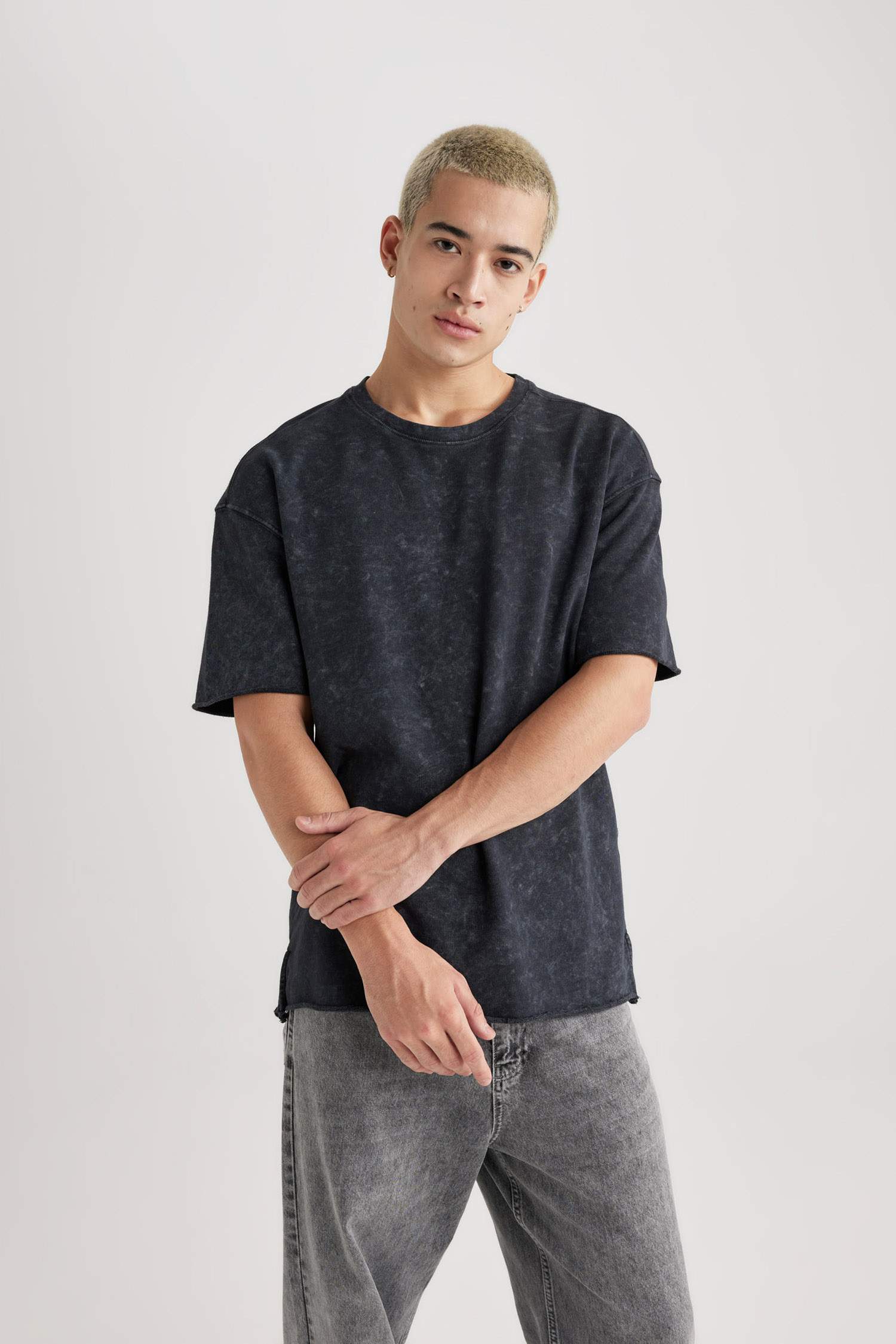 تيشيرت نص ردن قصة مريحة بياخة مستديرة وتأثير باهت