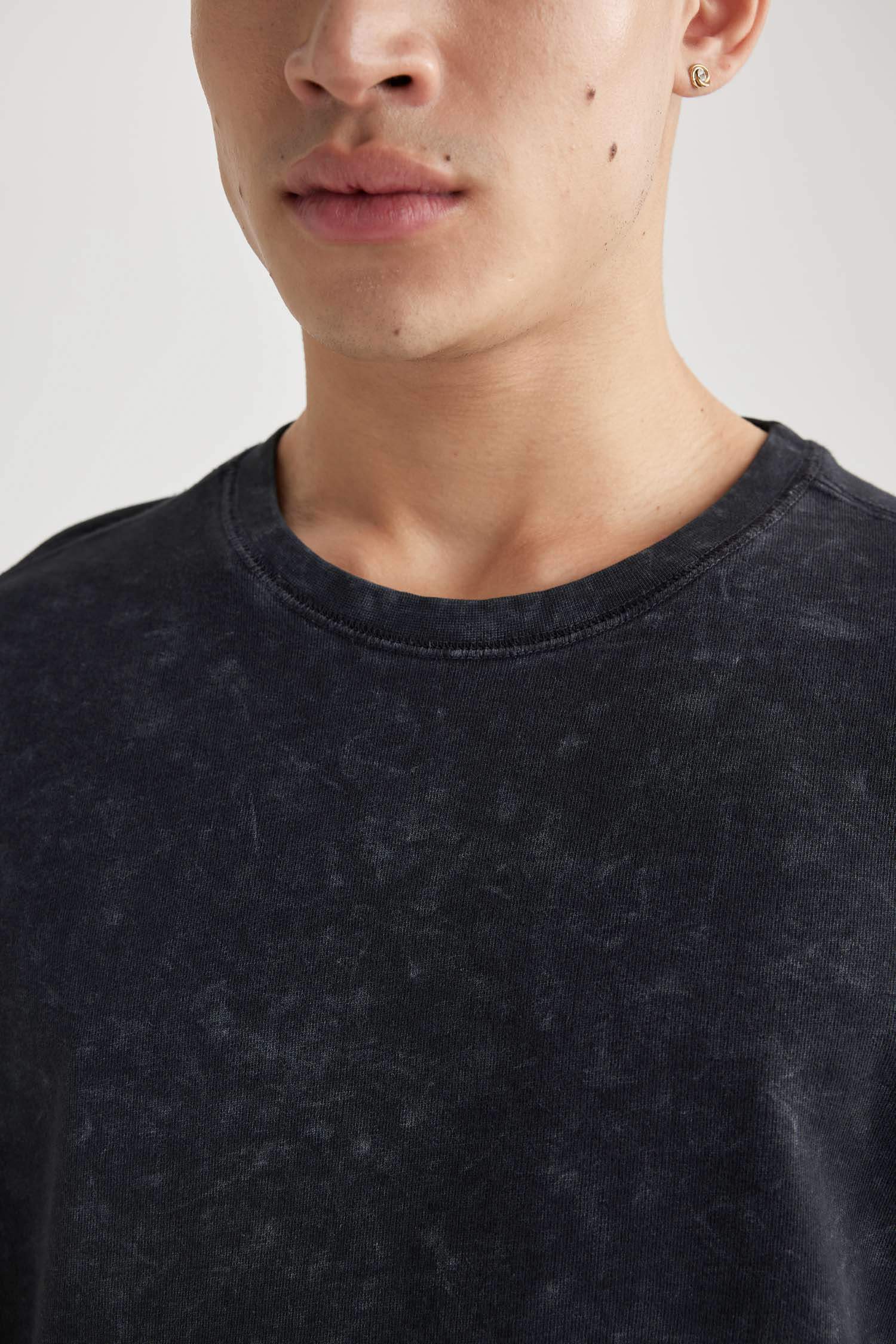 تيشيرت نص ردن قصة مريحة بياخة مستديرة وتأثير باهت