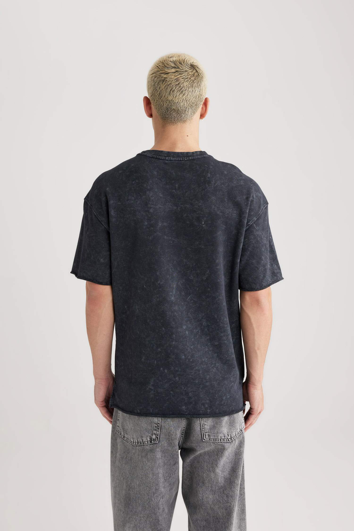 تيشيرت نص ردن قصة مريحة بياخة مستديرة وتأثير باهت