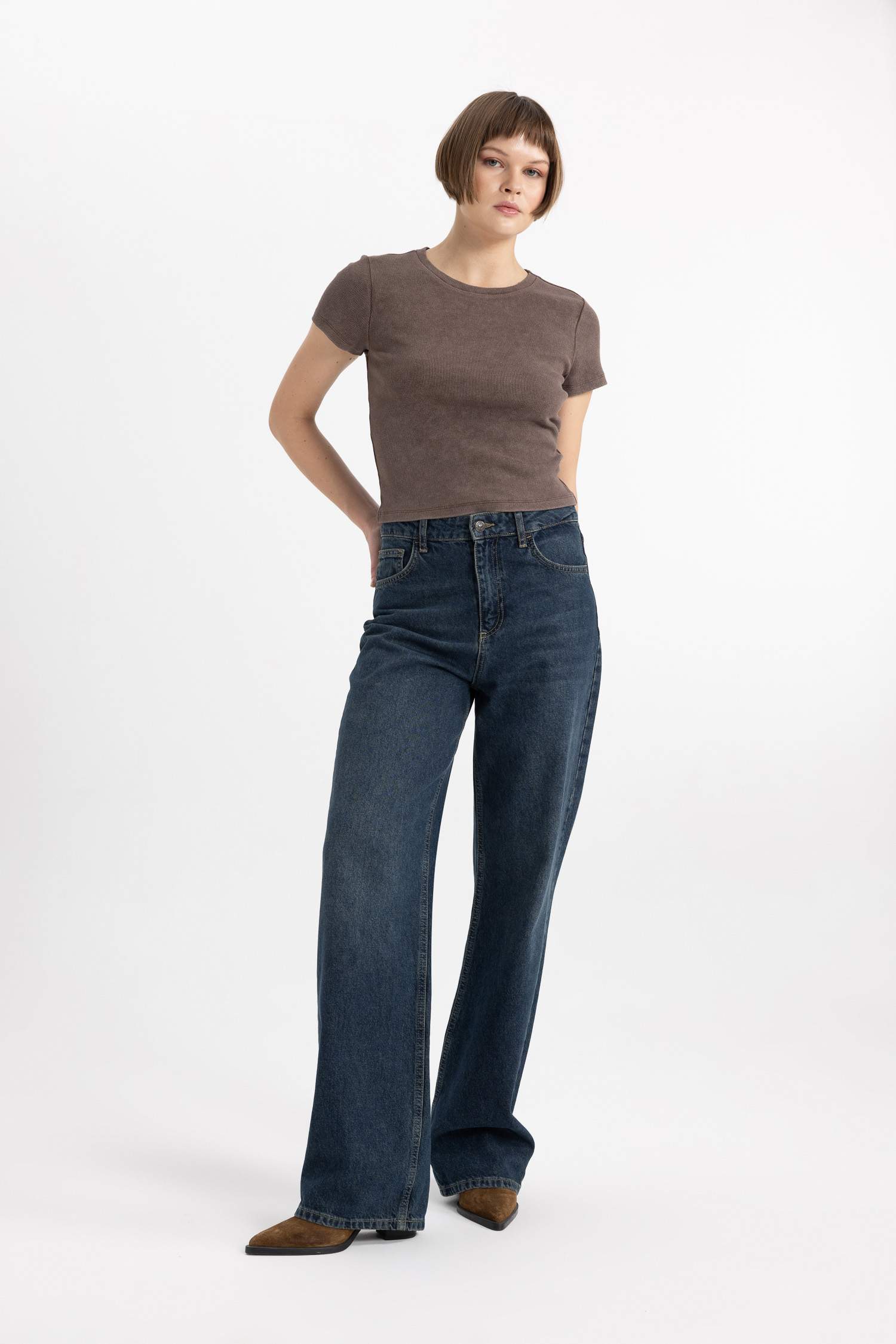 дөңгелек жаға тоқылған Қысқа жеңді футболка