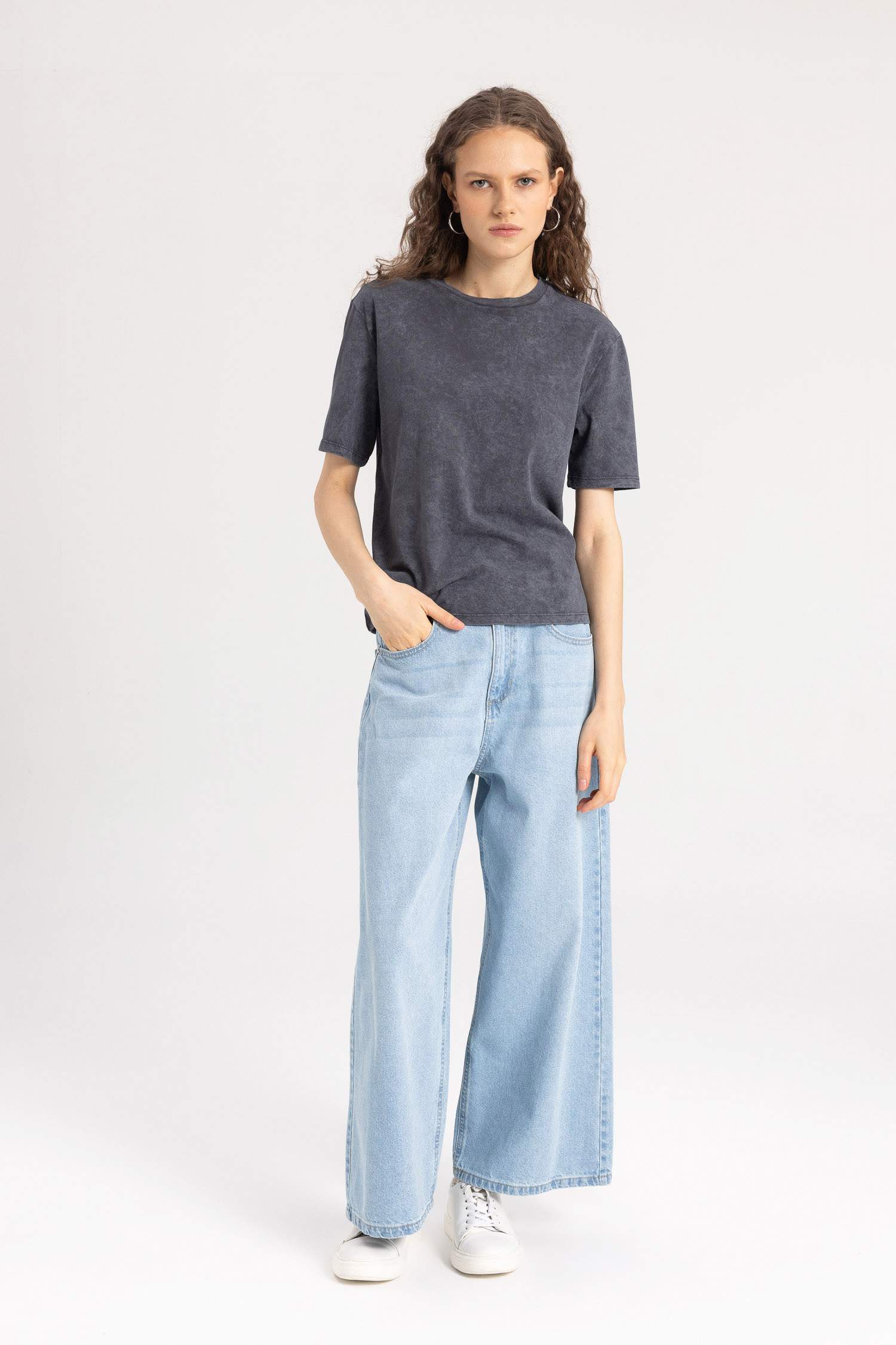 تيشيرت نص كم برقبة مستديرة وقصة عادية